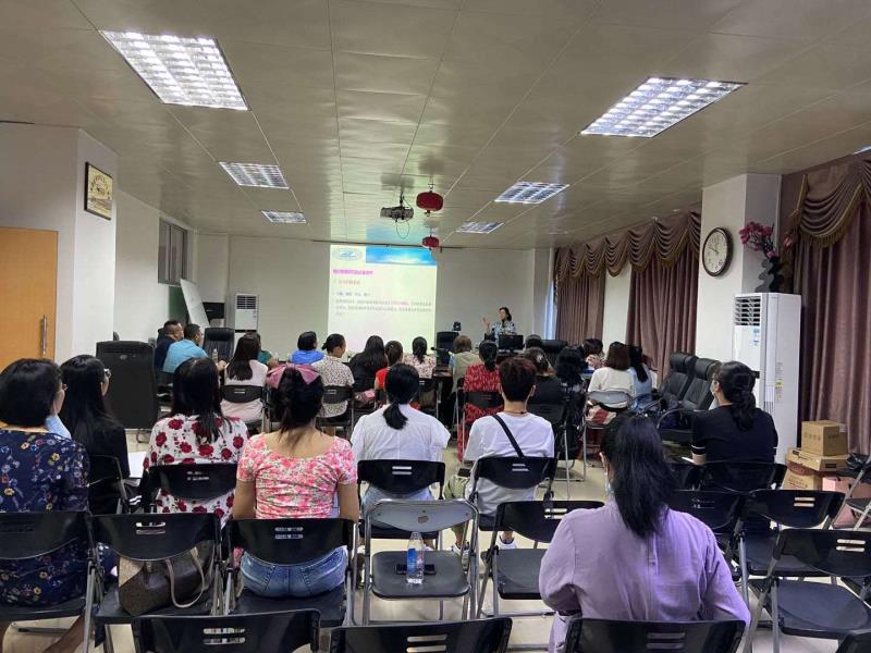 华中科技大学教授徐锦芬来我校讲学