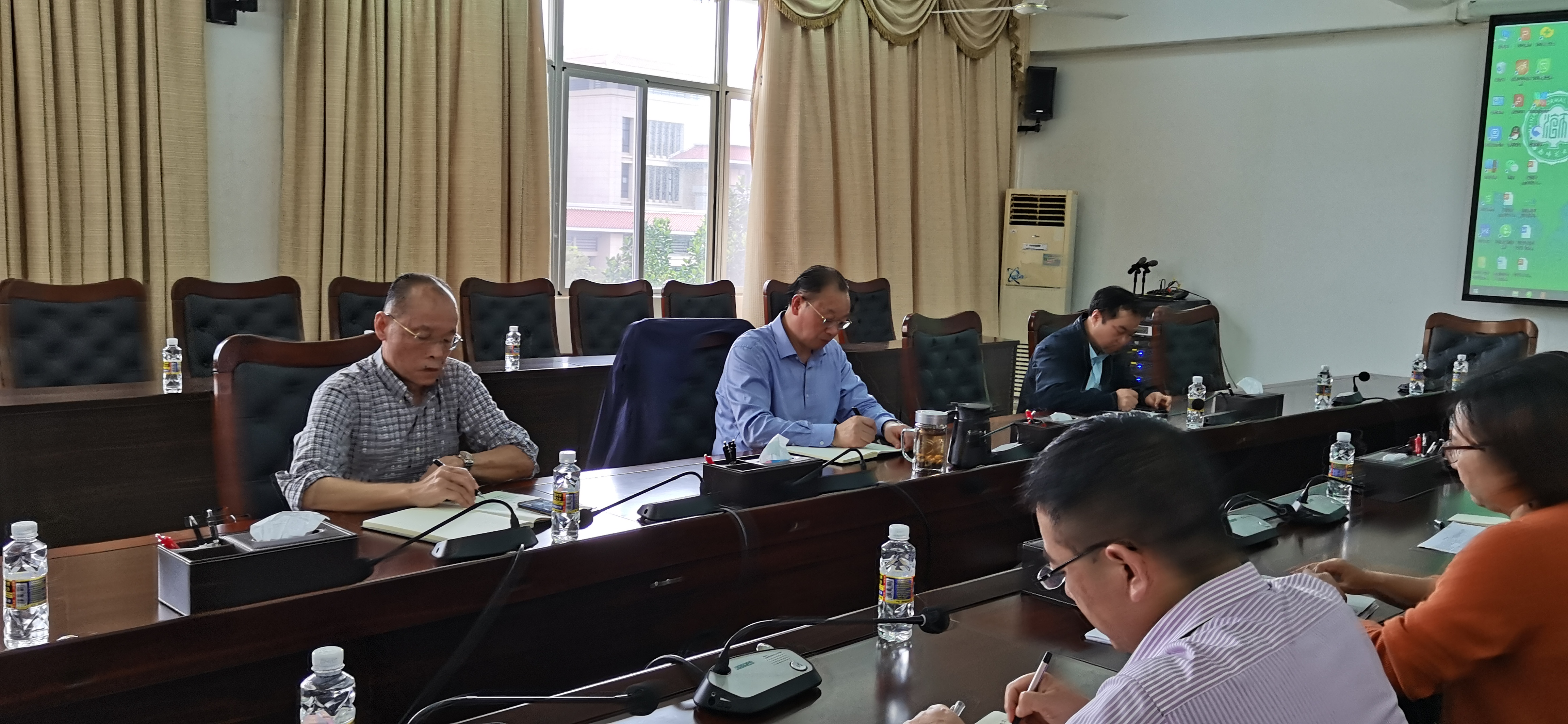 我校召开师范生职业技能培养专题会