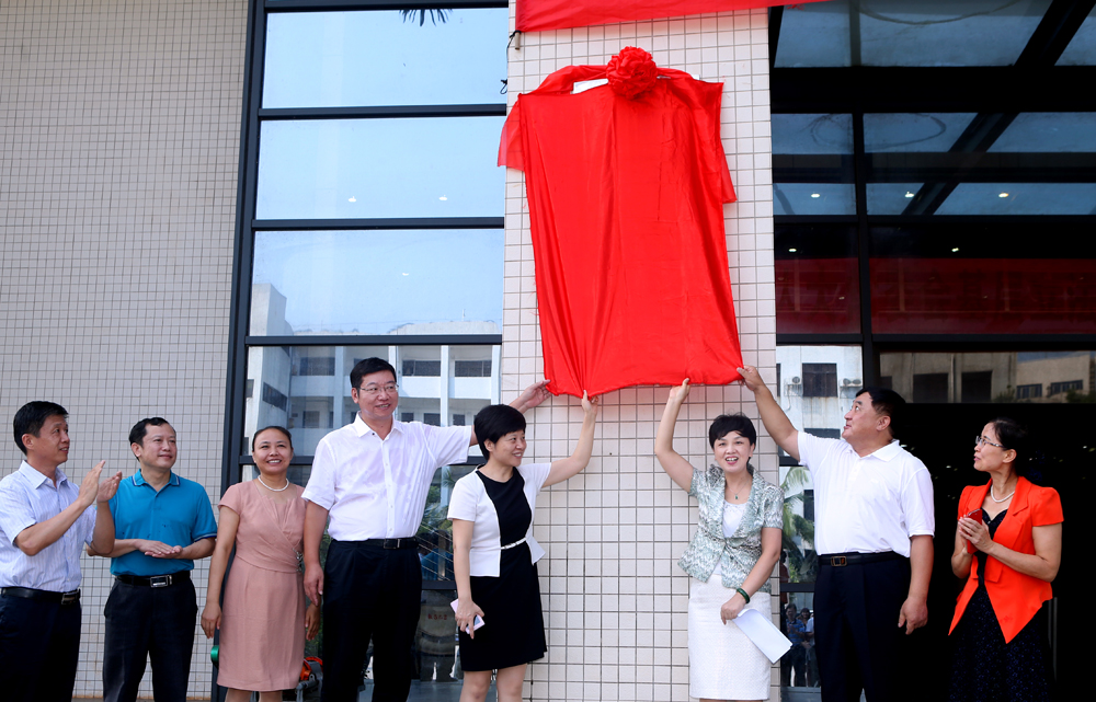 省人大常委会基层立法联系点在我校揭牌