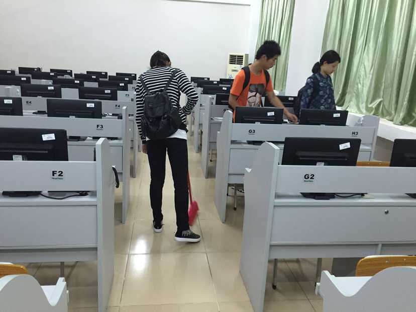 双创印脑海  环保记于心――外国语学院开展“双创”美化校园活动