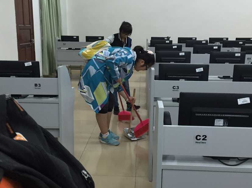 双创印脑海  环保记于心――外国语学院开展“双创”美化校园活动