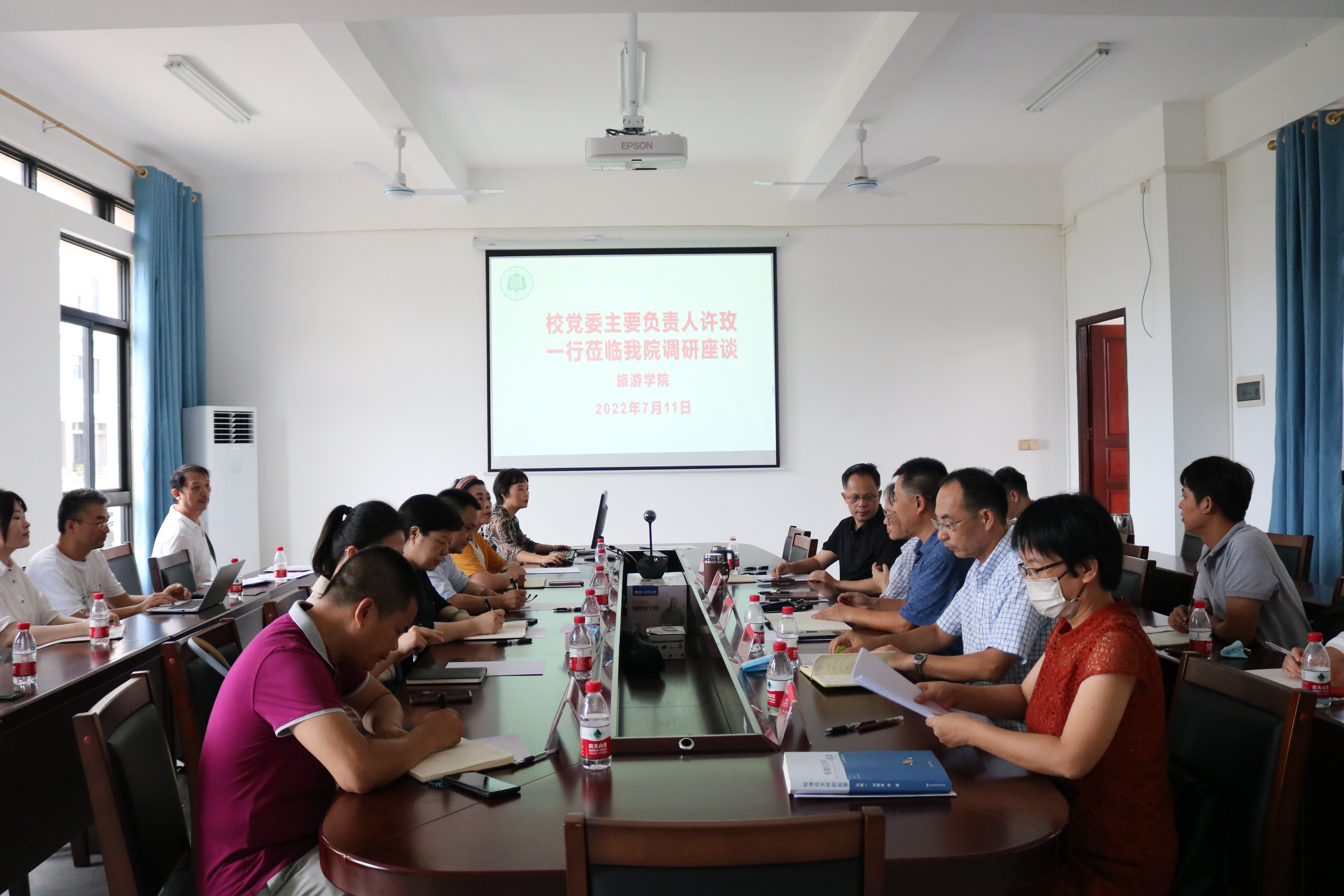 许玫到部分学院和大学科技园调研