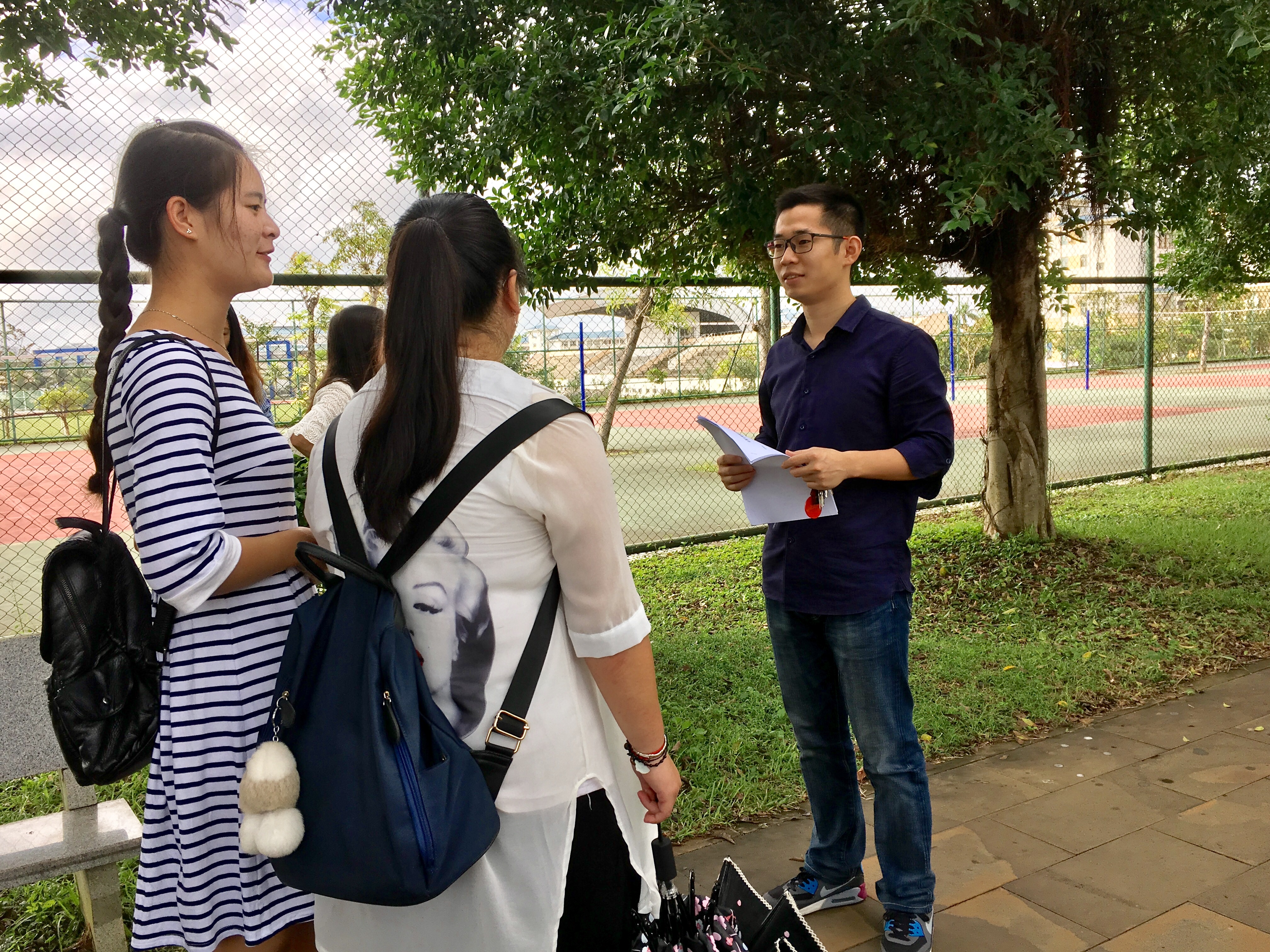 美丽校园我先行——记新闻传播与影视学院学生清扫校园责任田活动