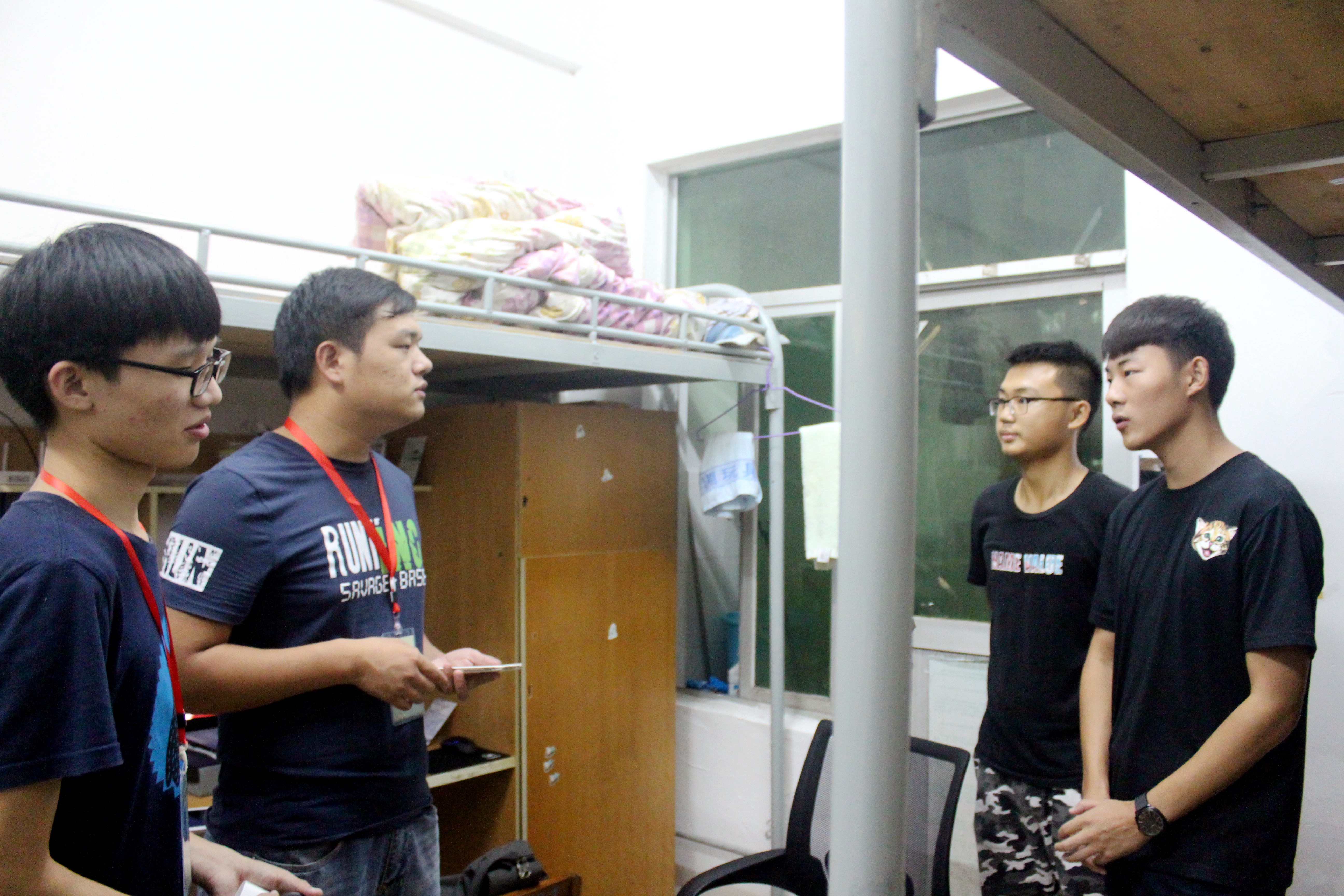 青年之声・“双创”经管在行动:学院的文明播撒――记经管学院宿舍“双创”知识抽查