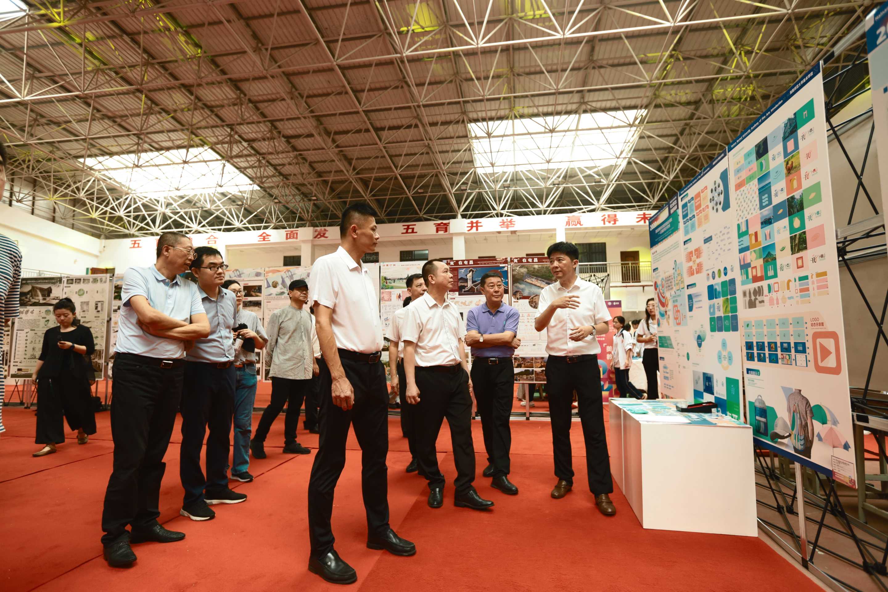 美术学院2023届毕业生作品展在屯昌开幕