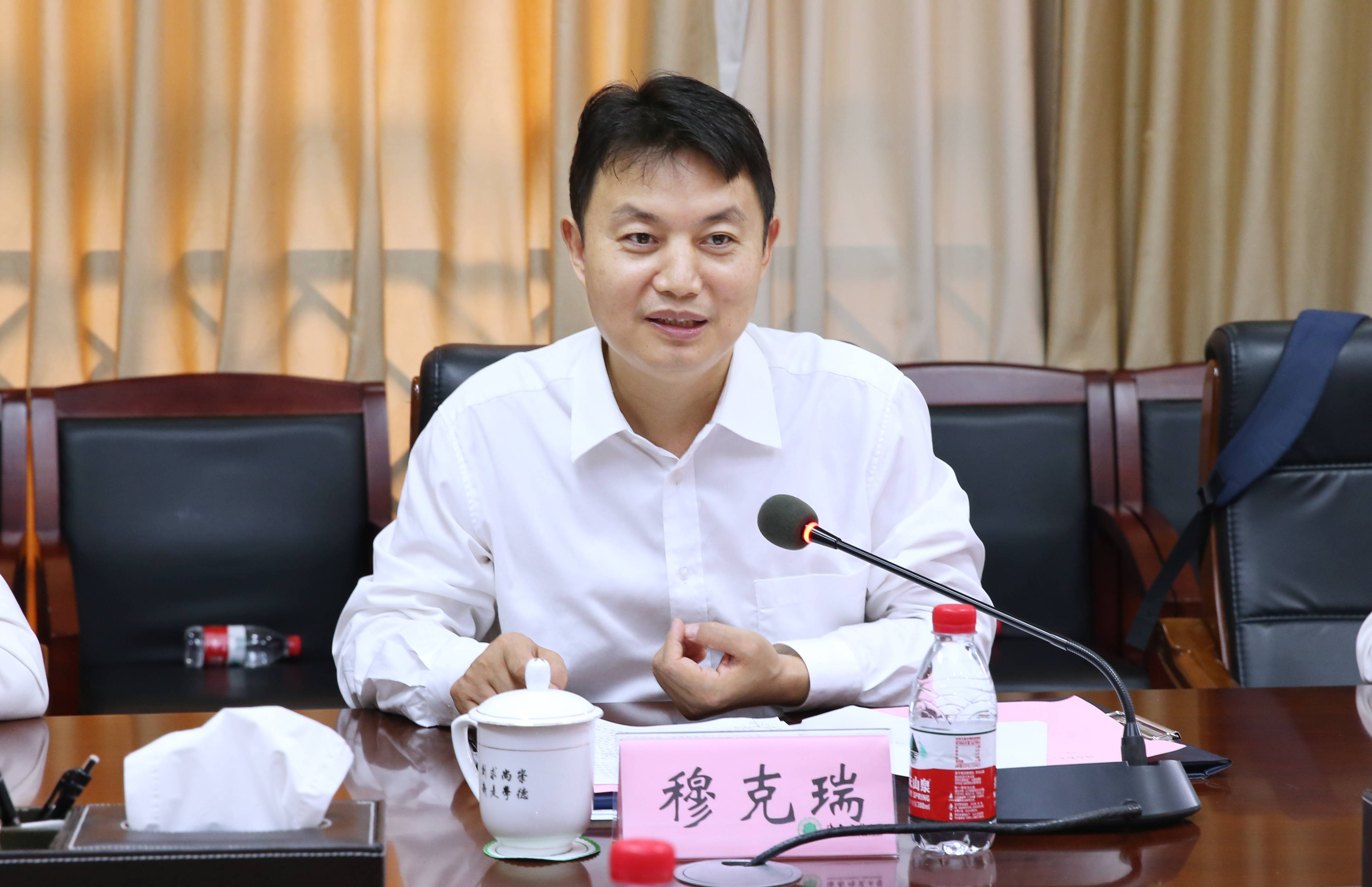 我校与保亭黎族苗族自治县人民政府签订战略合作协议