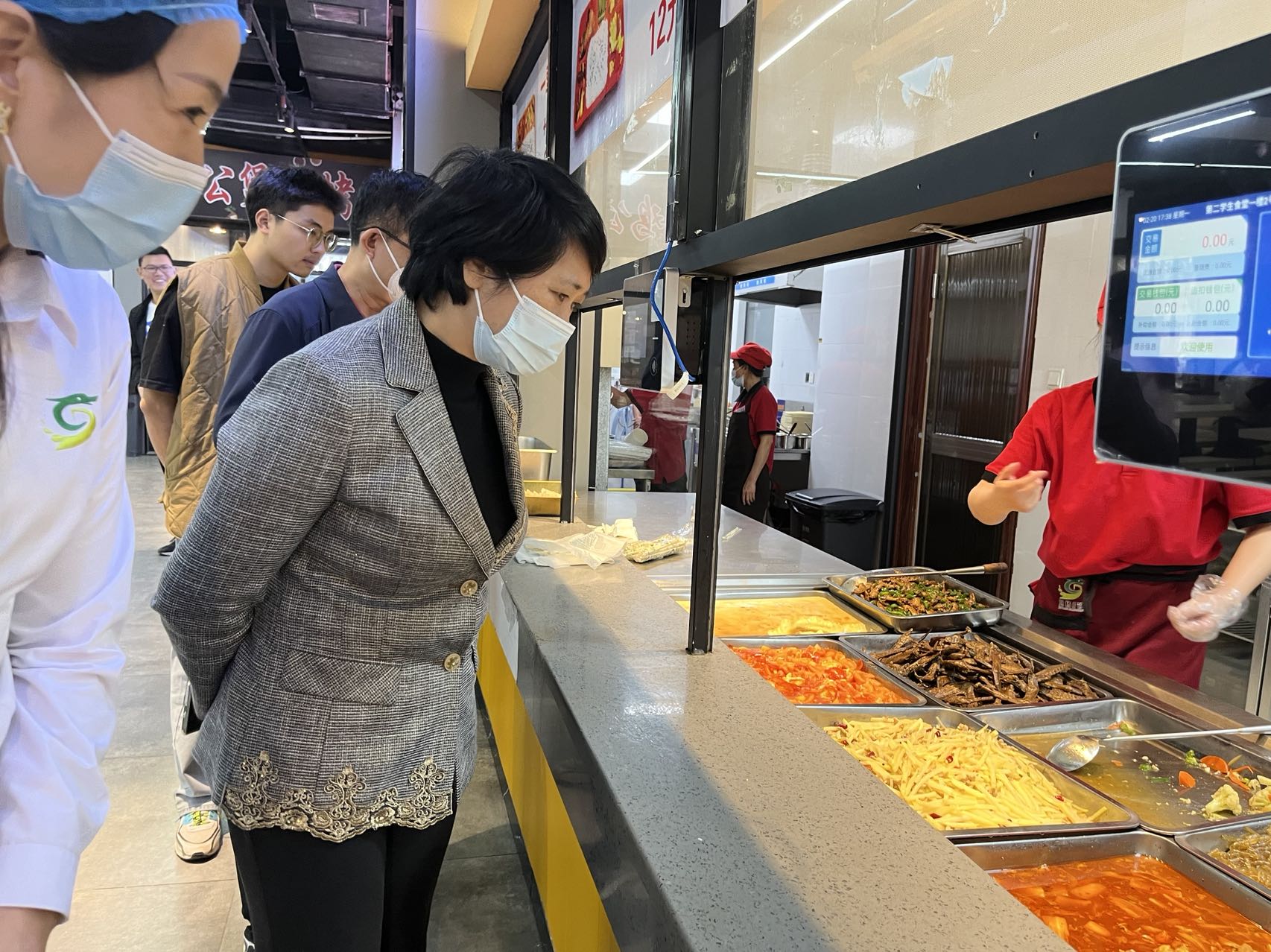 校领导检查新学期学生食堂工作