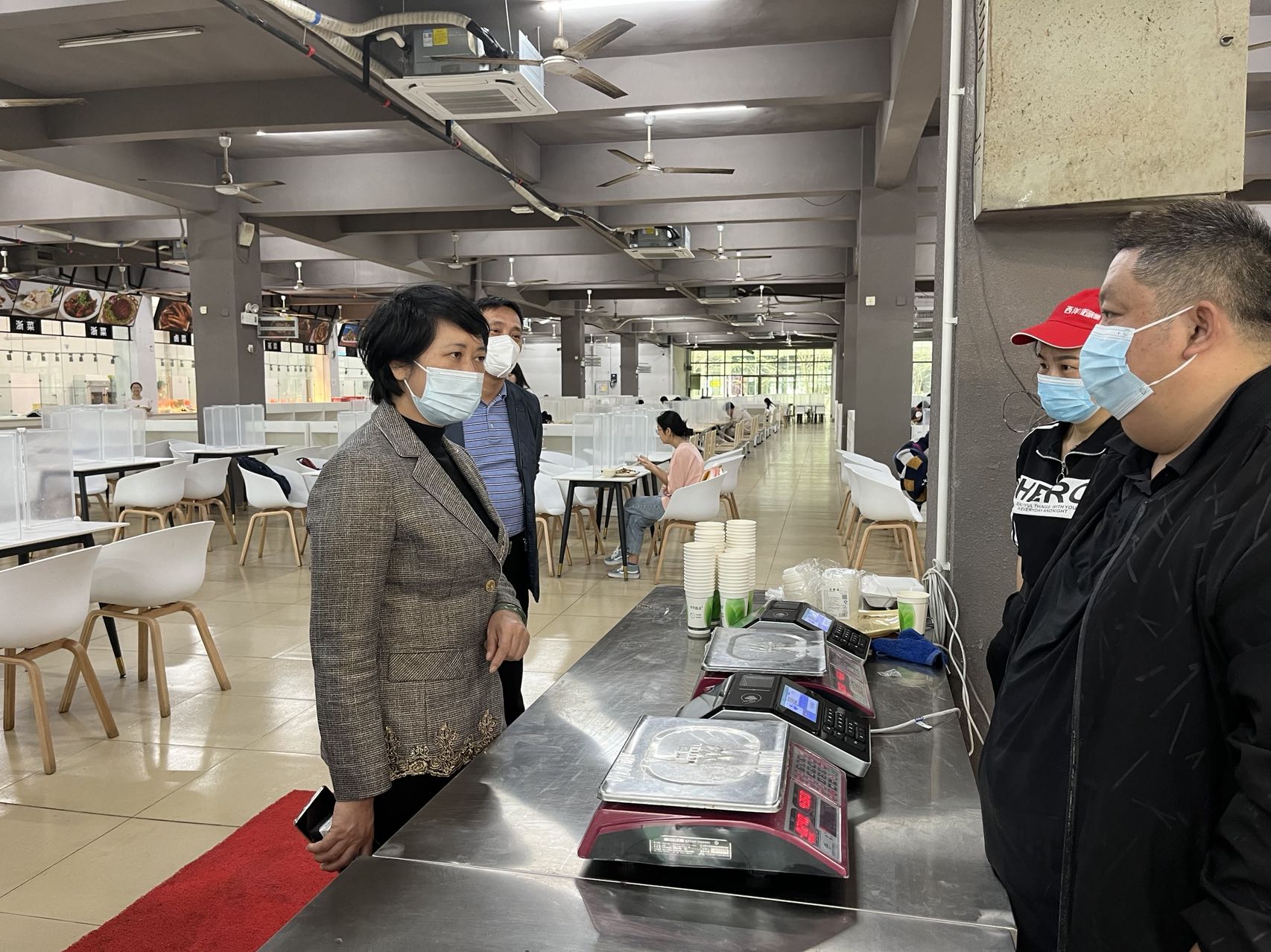 校领导检查新学期学生食堂工作