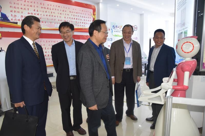 省委教育工委专职副书记麦浪来我校科技园调研