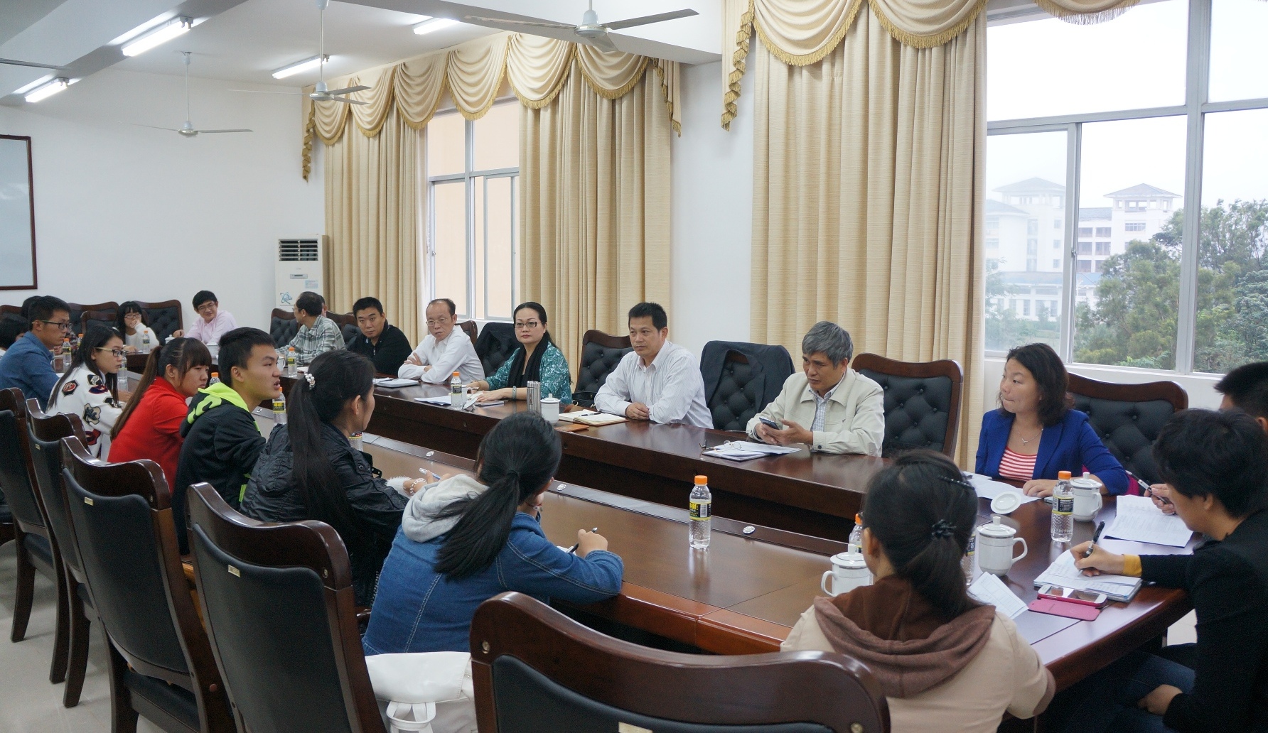 本学期第三次校领导与学生见面会举行