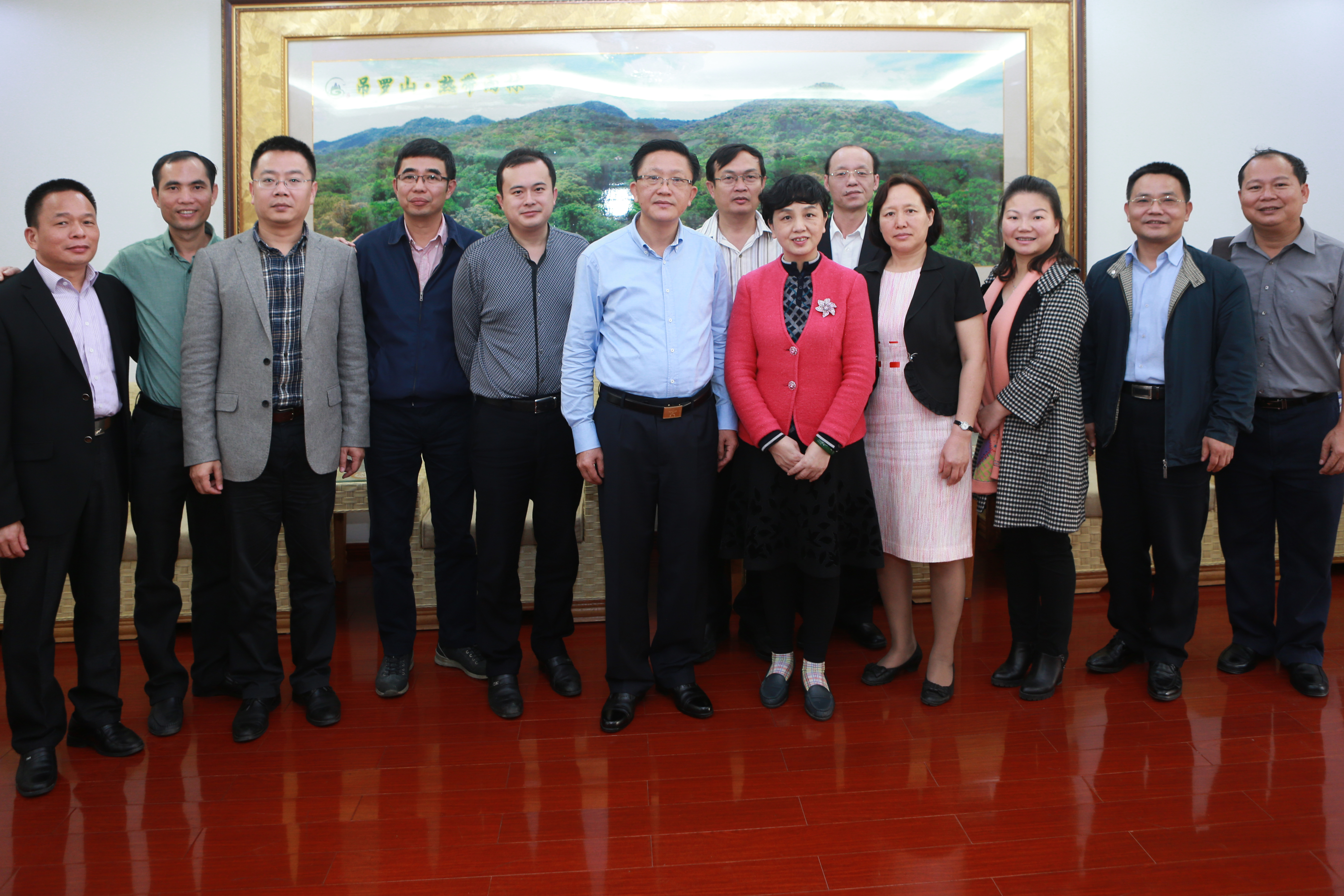 李红梅书记带队赴陵水县洽谈校县合作并走访慰问扶贫点