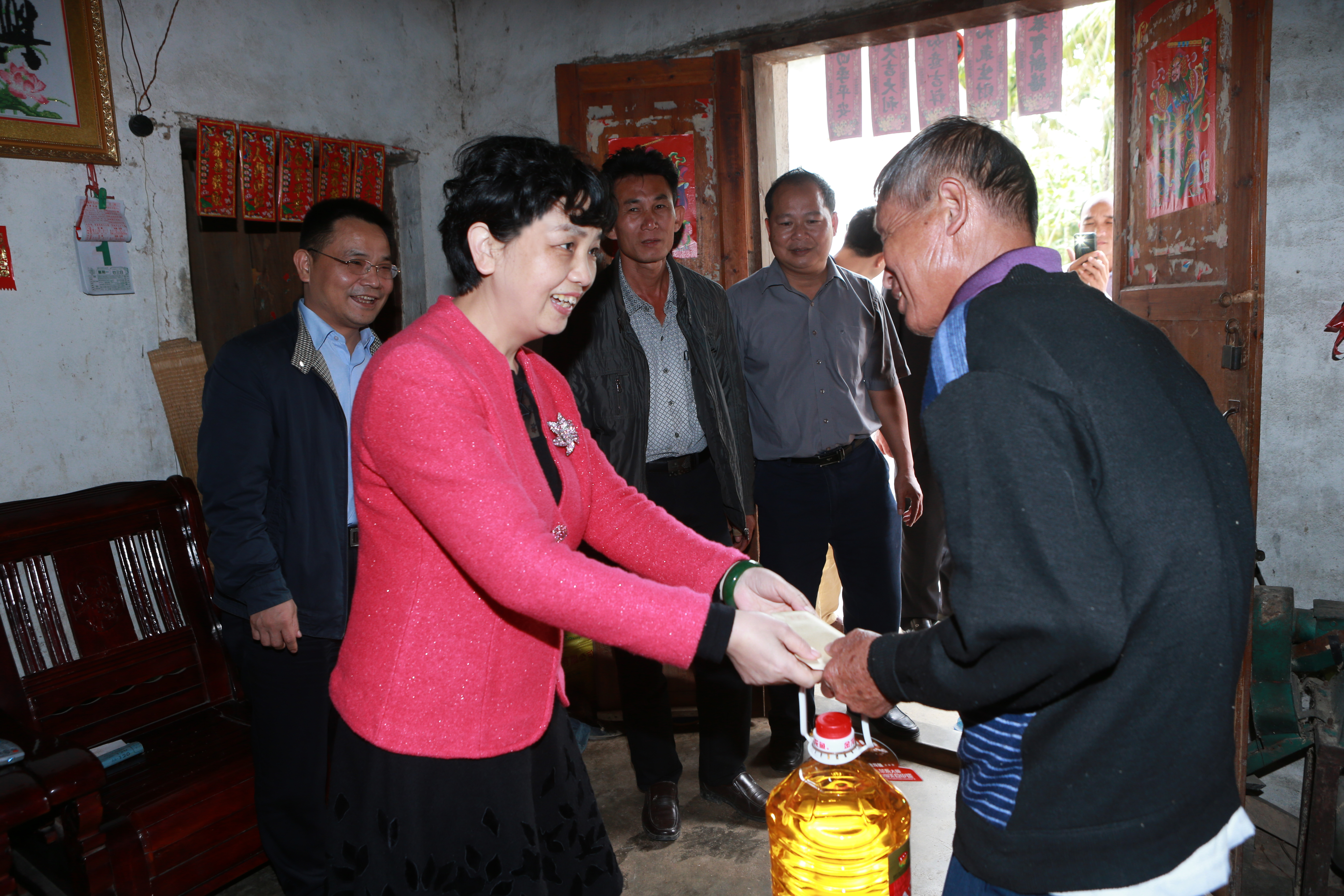 李红梅书记带队赴陵水县洽谈校县合作并走访慰问扶贫点