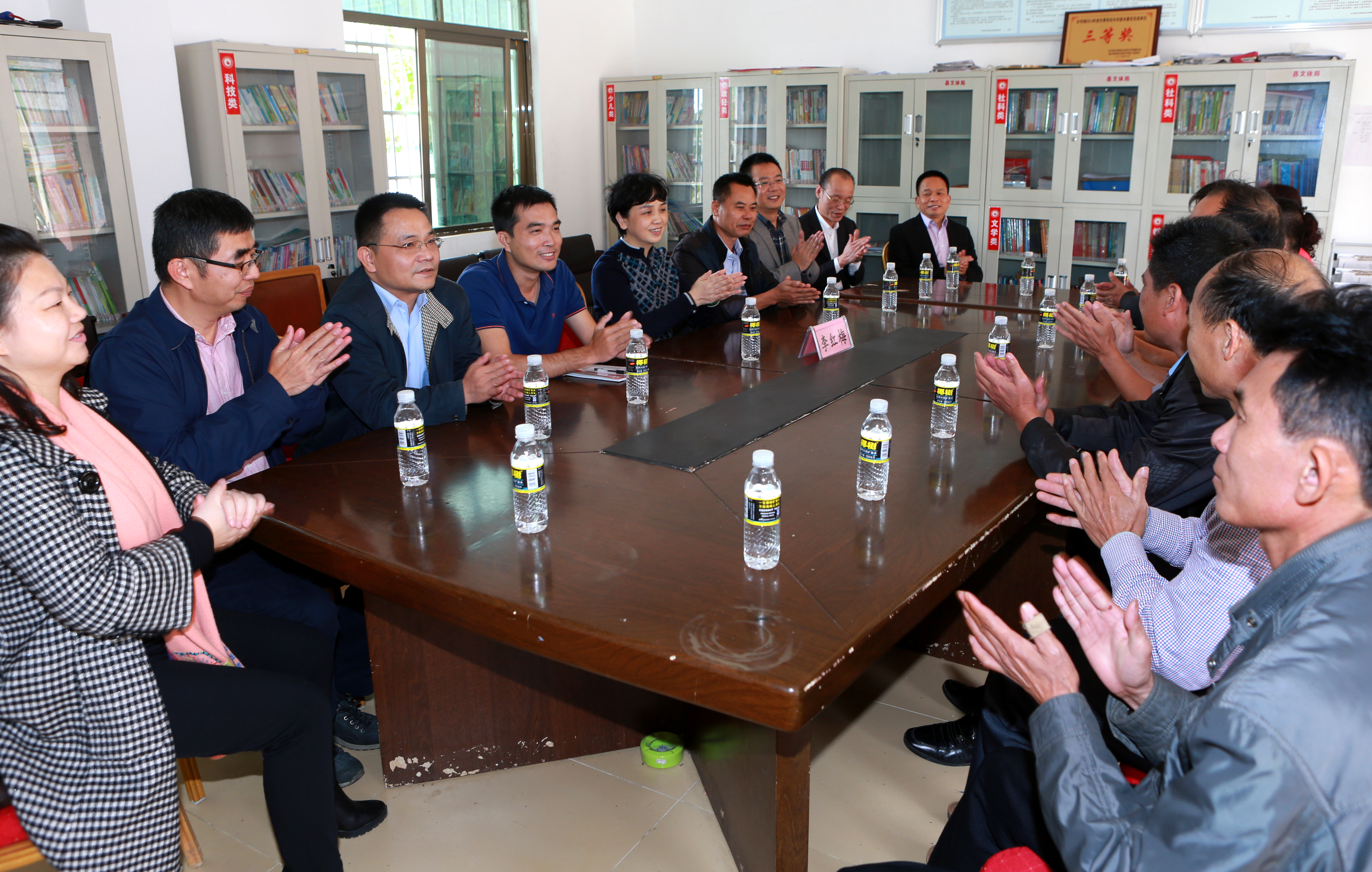 李红梅书记带队赴陵水县洽谈校县合作并走访慰问扶贫点