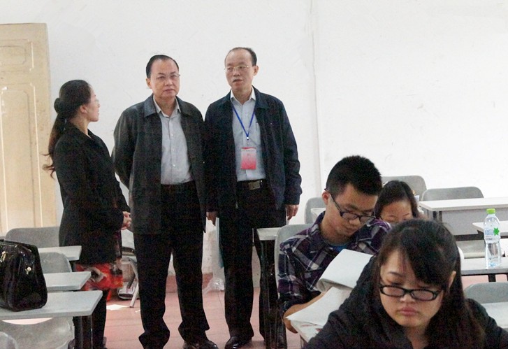 韩长日校长巡查期末考试现场