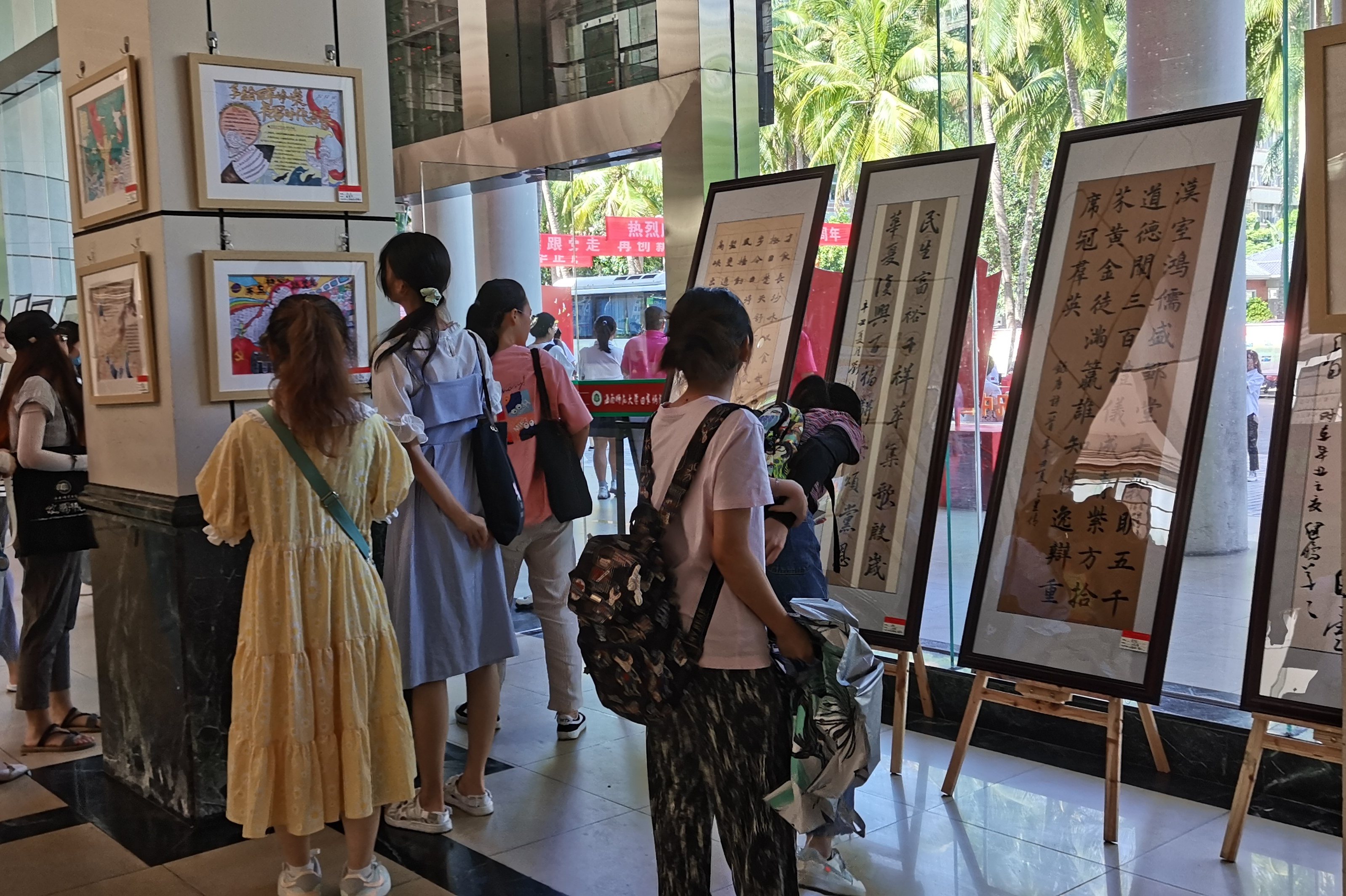 我校举办“手绘百年辉煌，书写初心使命”师范生教师职业能力竞赛优秀作品展