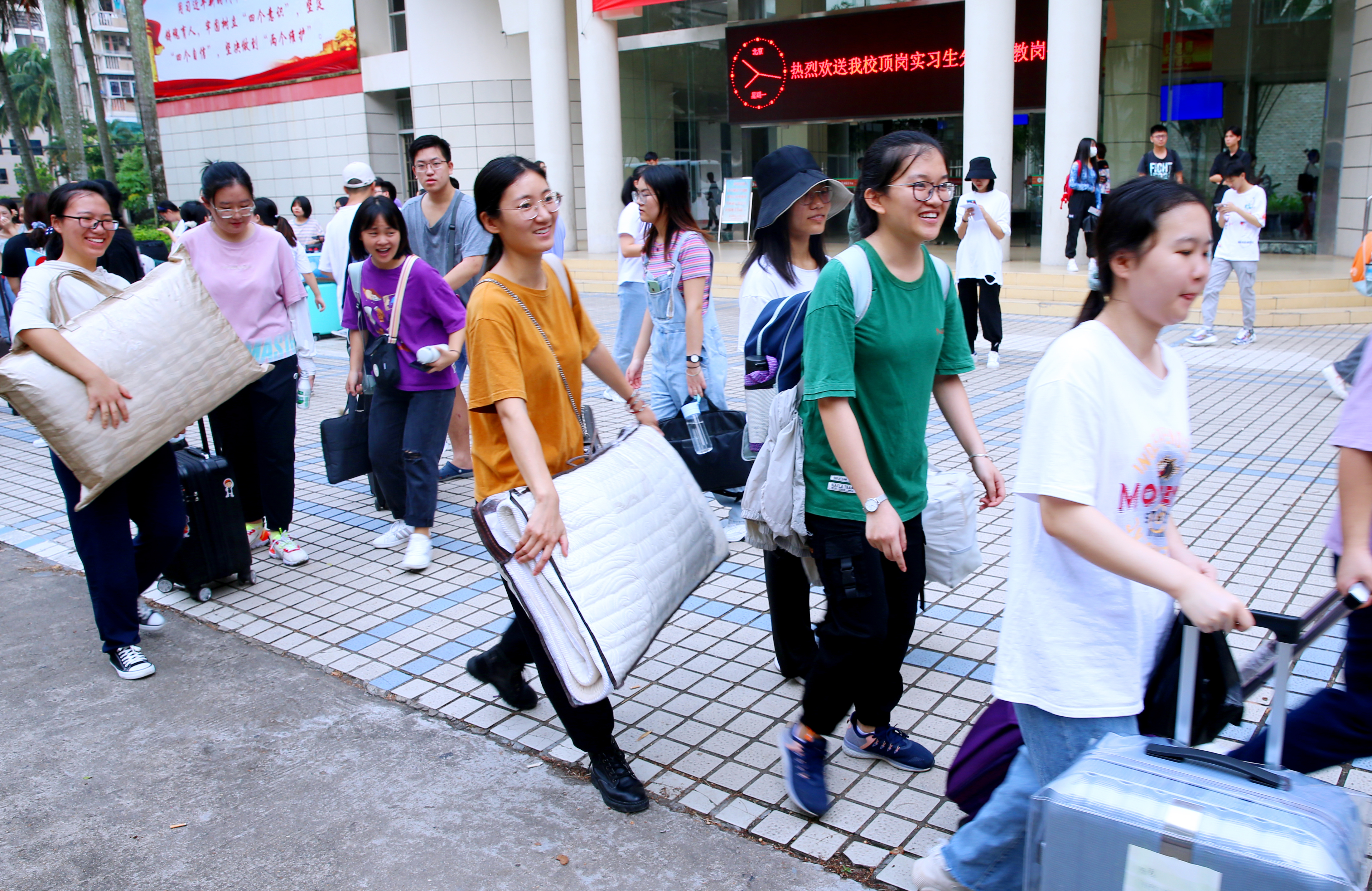 海师655名实习生分赴海南12个市县顶岗支教