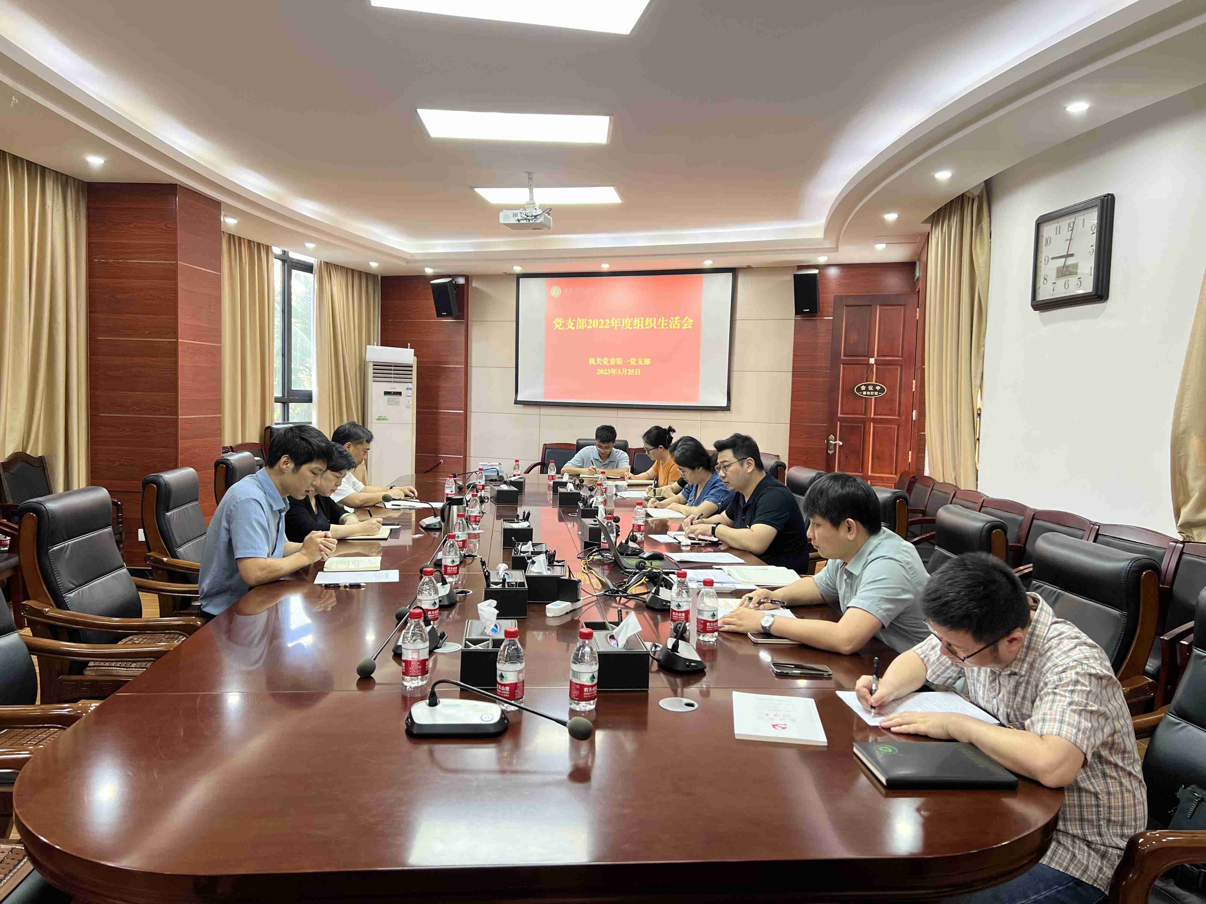 许玫参加所在党支部组织生活会