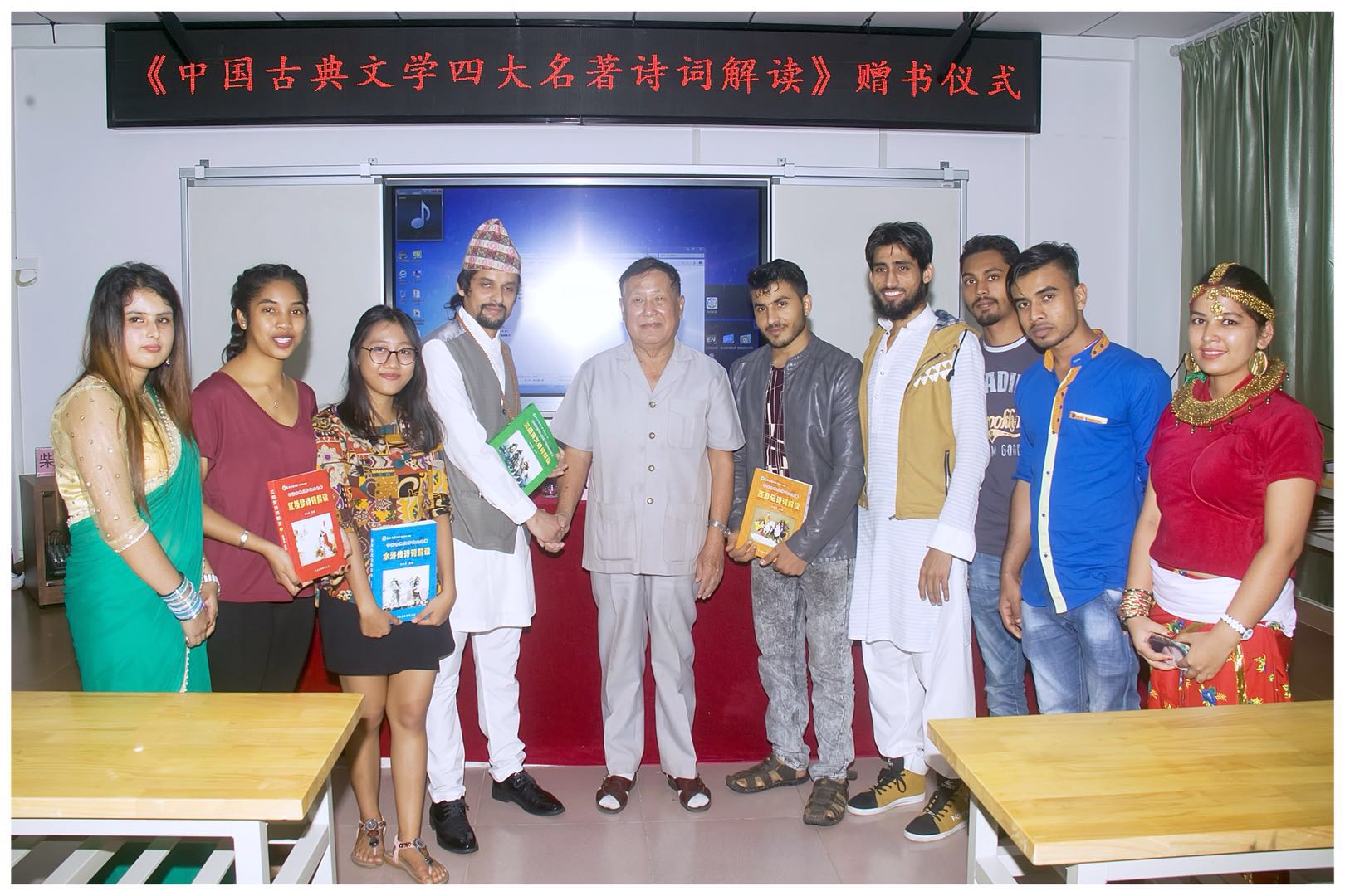 校关工委向国际教育学院赠书