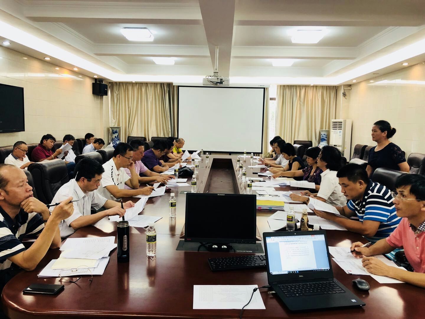 海南师范大学研究生教学指导委员会召开第一次会议