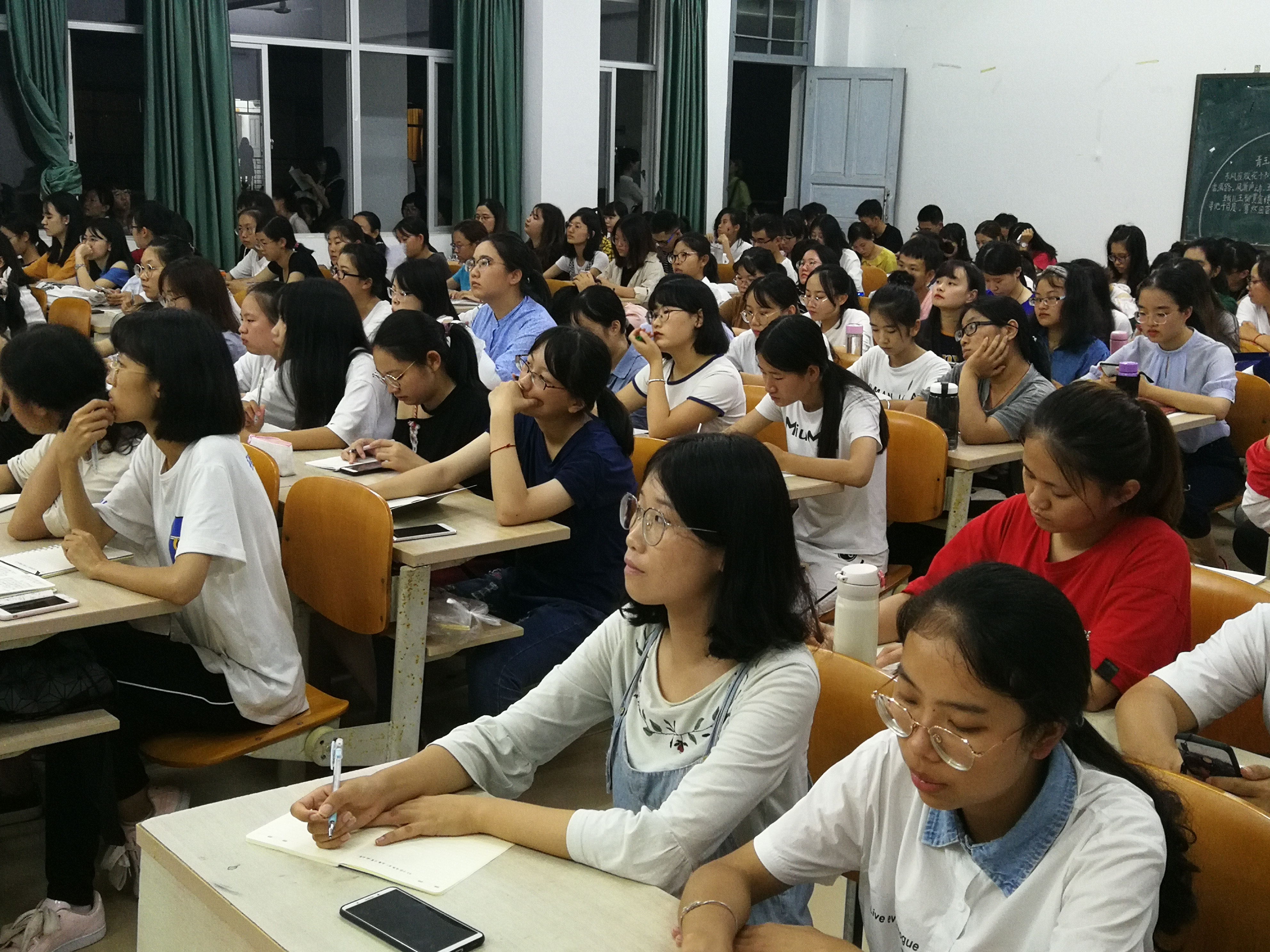 青年之声・记文学院“海南师范大学榕树讲座”之“关于当下国产电影发展态势的反思”
