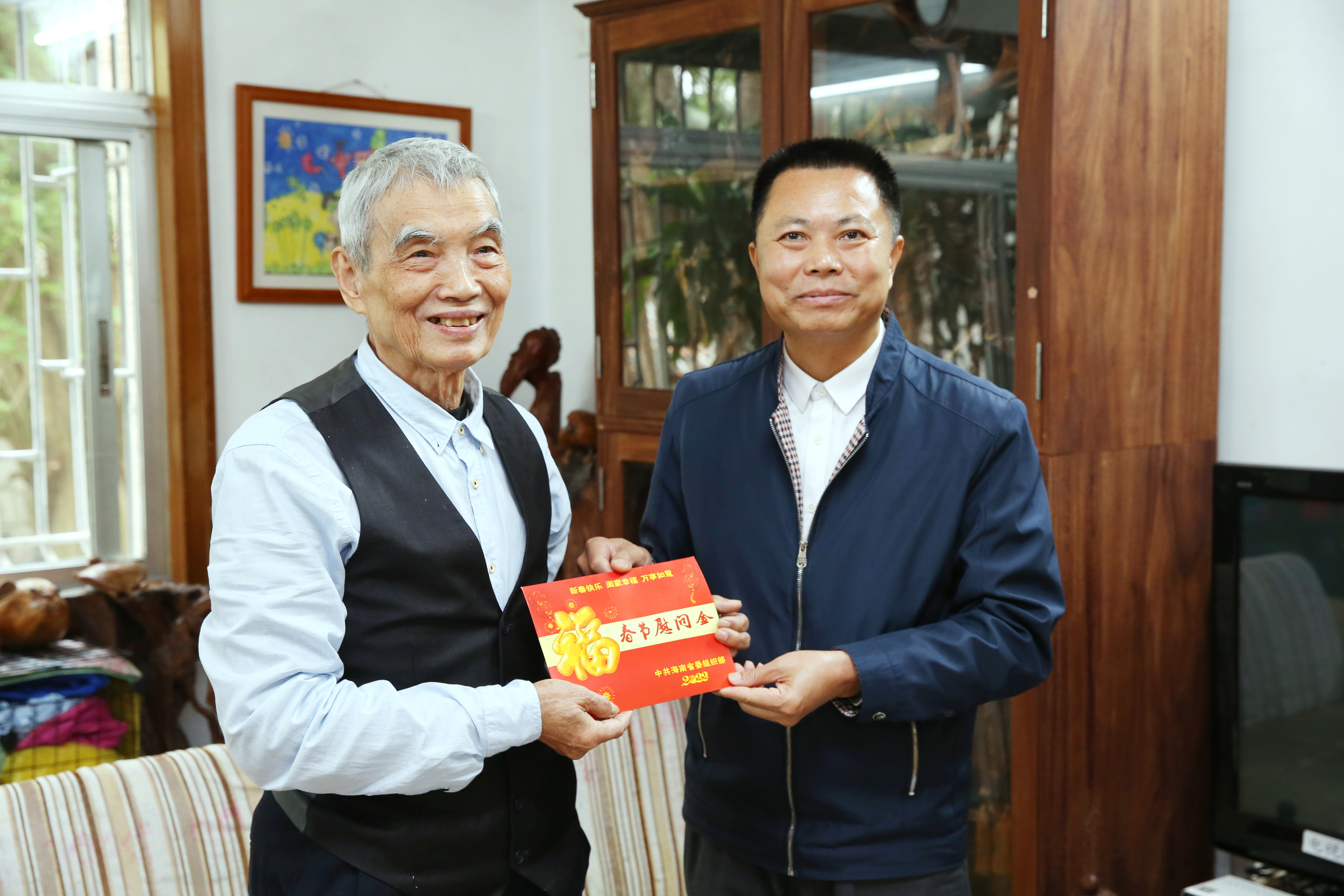 李文、李湖慰问我校老干部