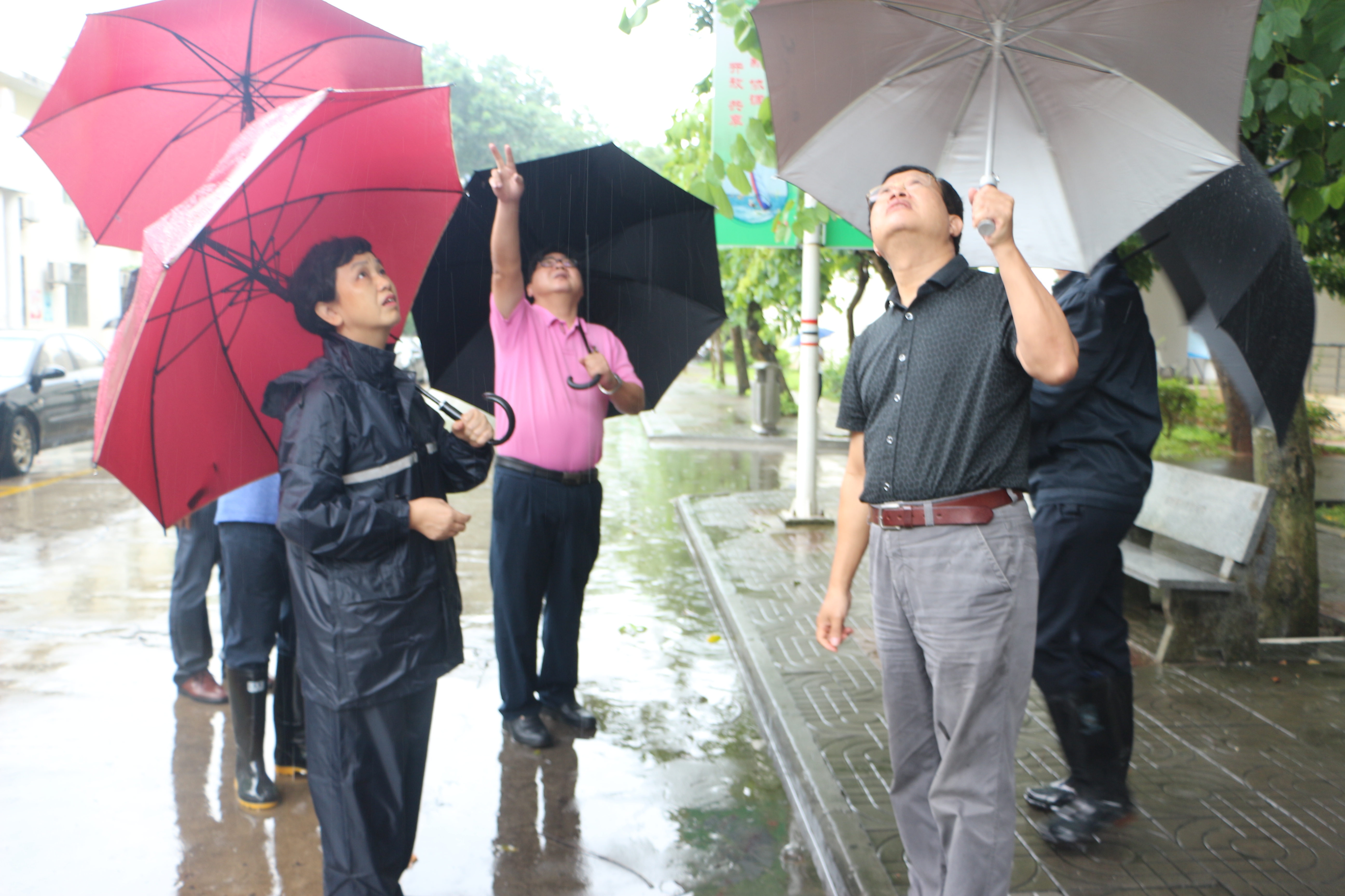 省教育工委副书记麦浪冒雨视察海南师范大学防风工作