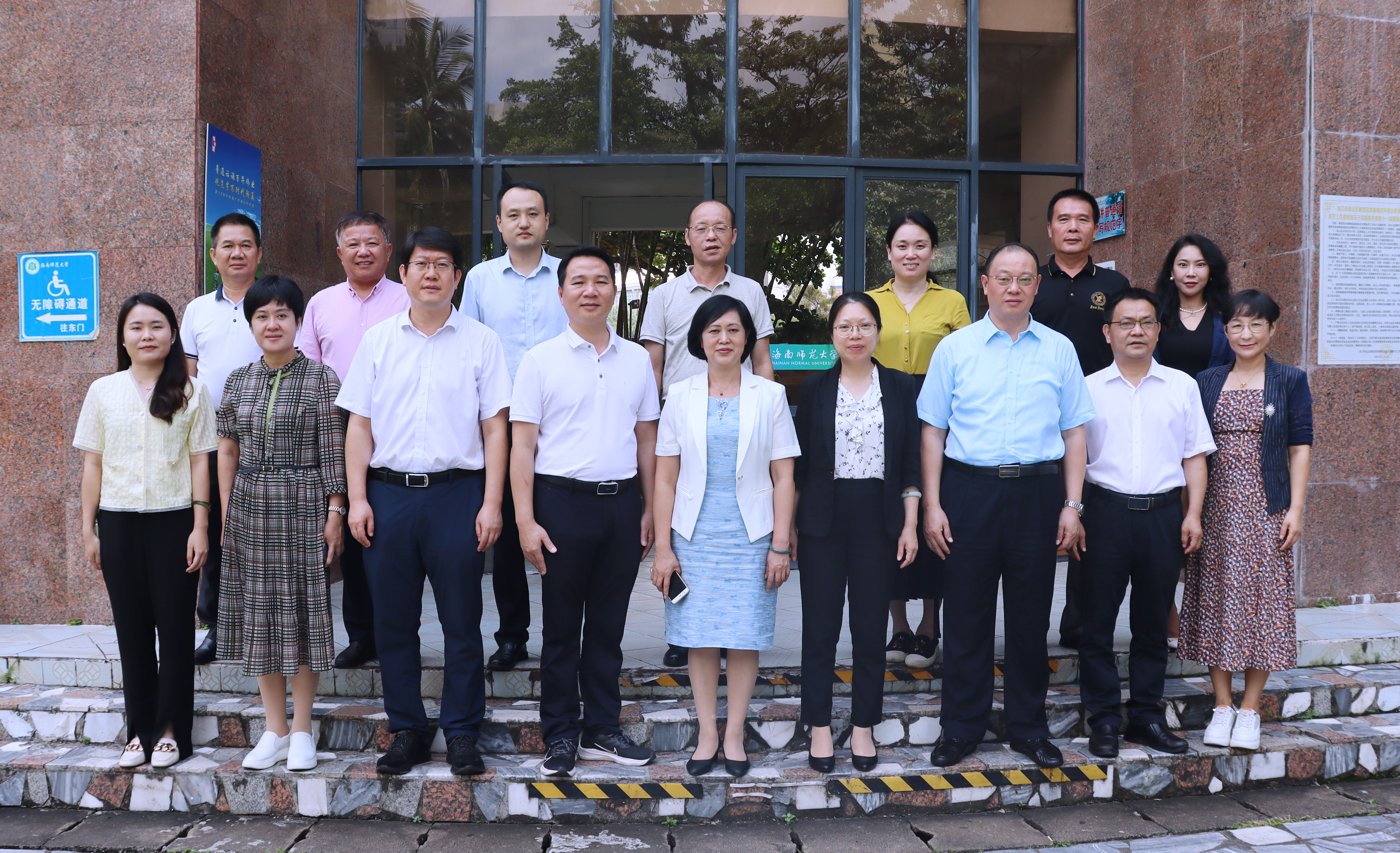 保亭县县长王惠仙一行来校洽谈校地合作事宜