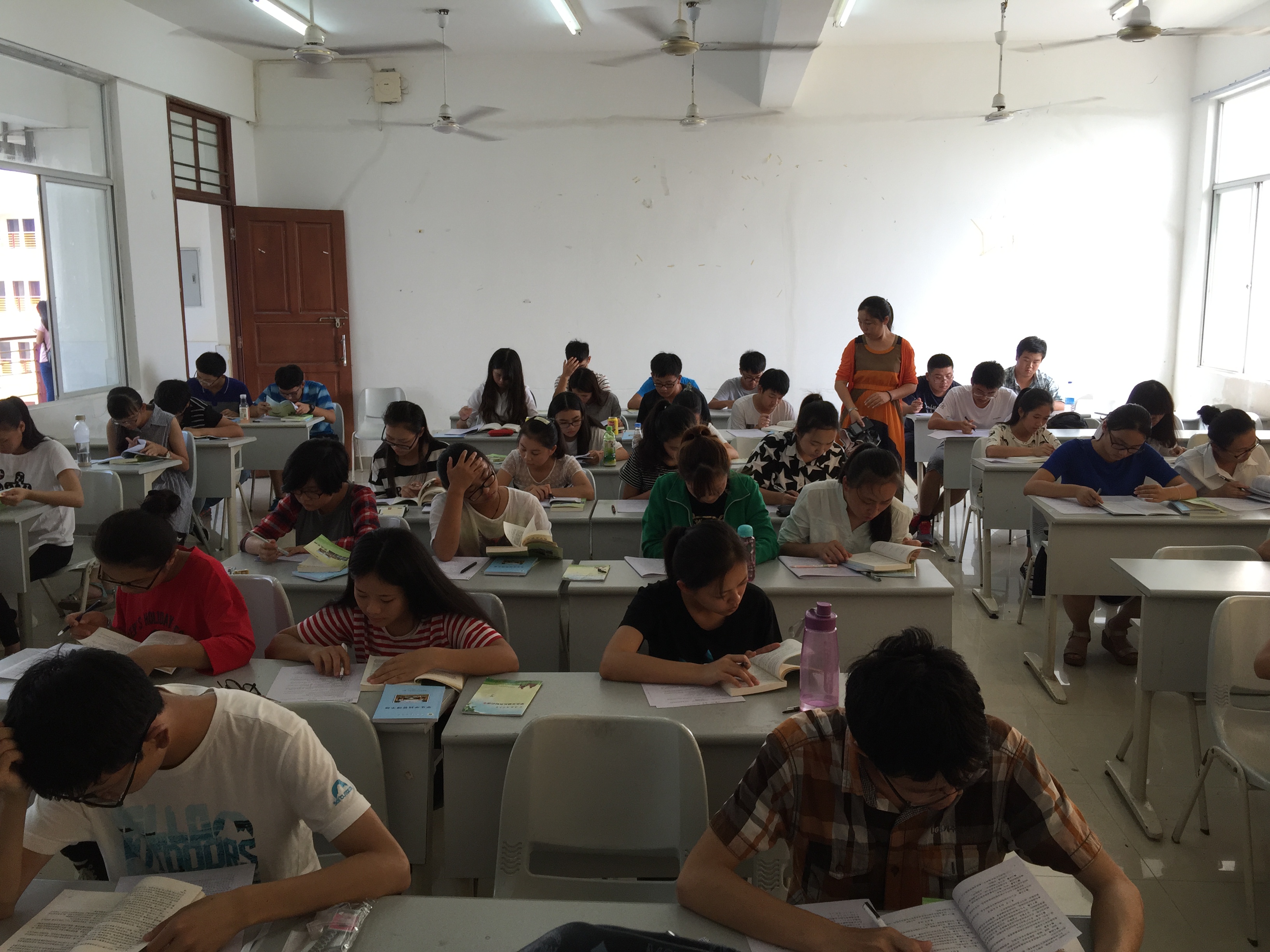 严于律己 明德知理--记经济与管理学院校规校纪校规考试