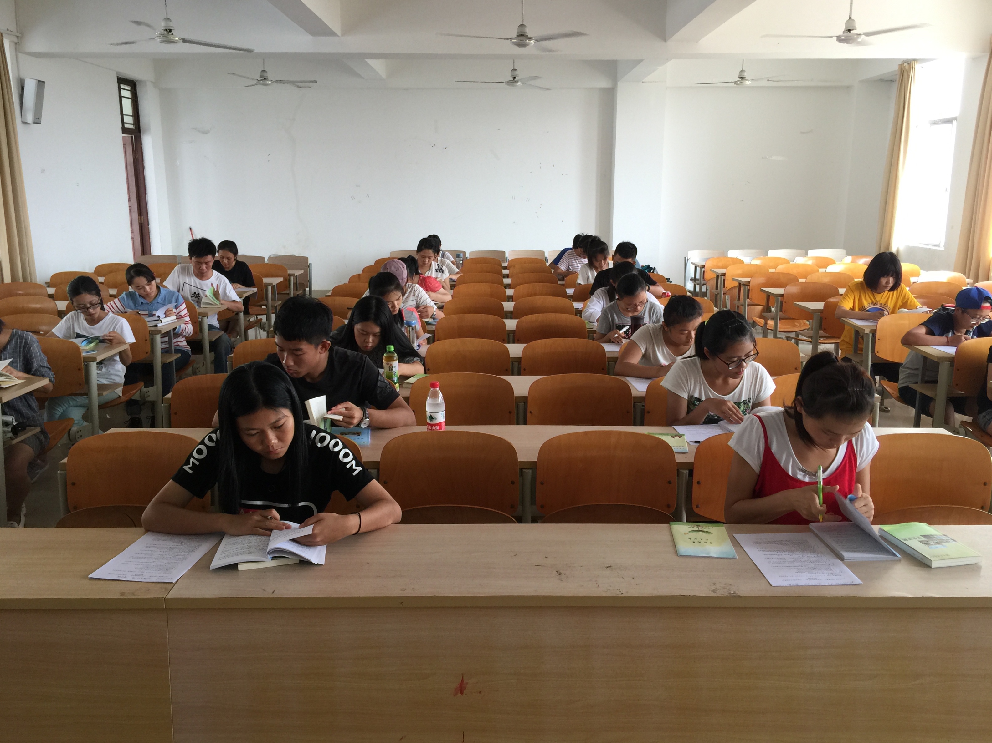 严于律己 明德知理--记经济与管理学院校规校纪校规考试