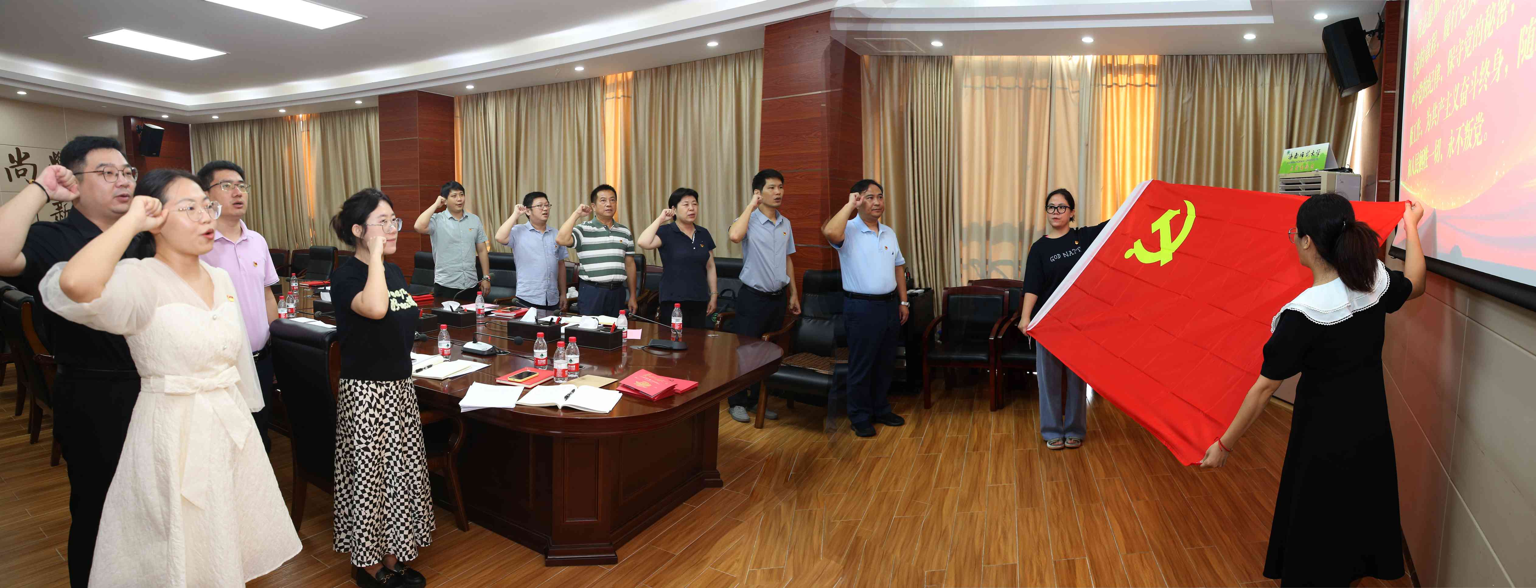 许玫参加所在党支部换届选举大会暨“政治生日”活动