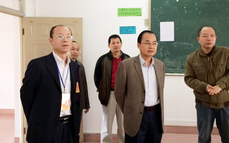 韩长日校长巡视期末考试现场