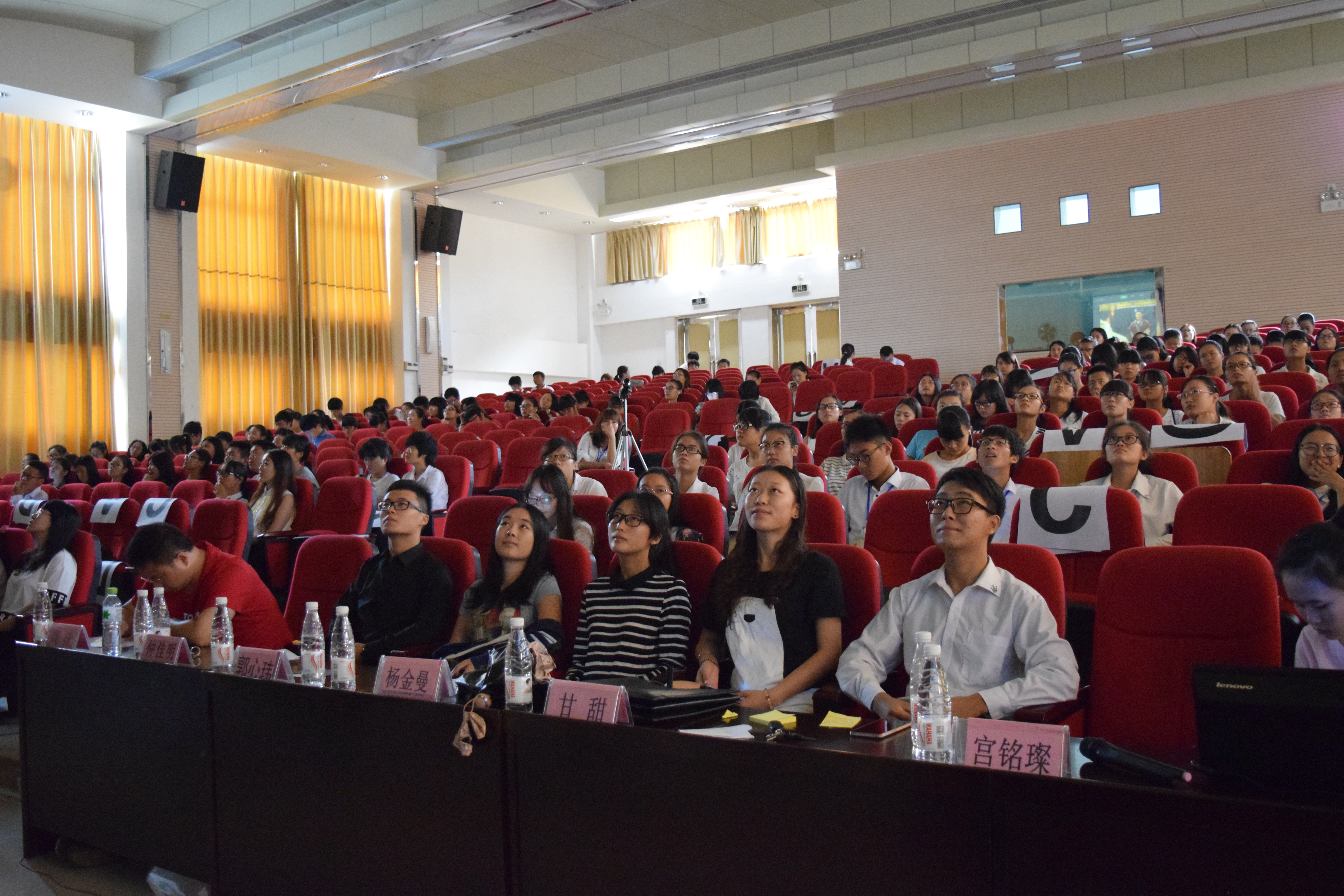 化学与化工学院举行“五彩青春始，文明伴我行”大学生论坛