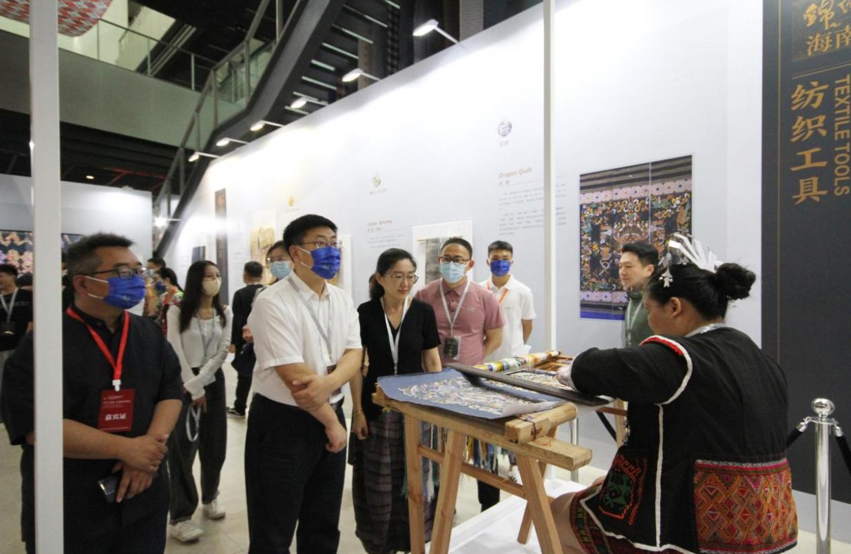 美术学院参与“2022年首届非物质文化遗产传统织绣印染技艺精品展”策展设计工作