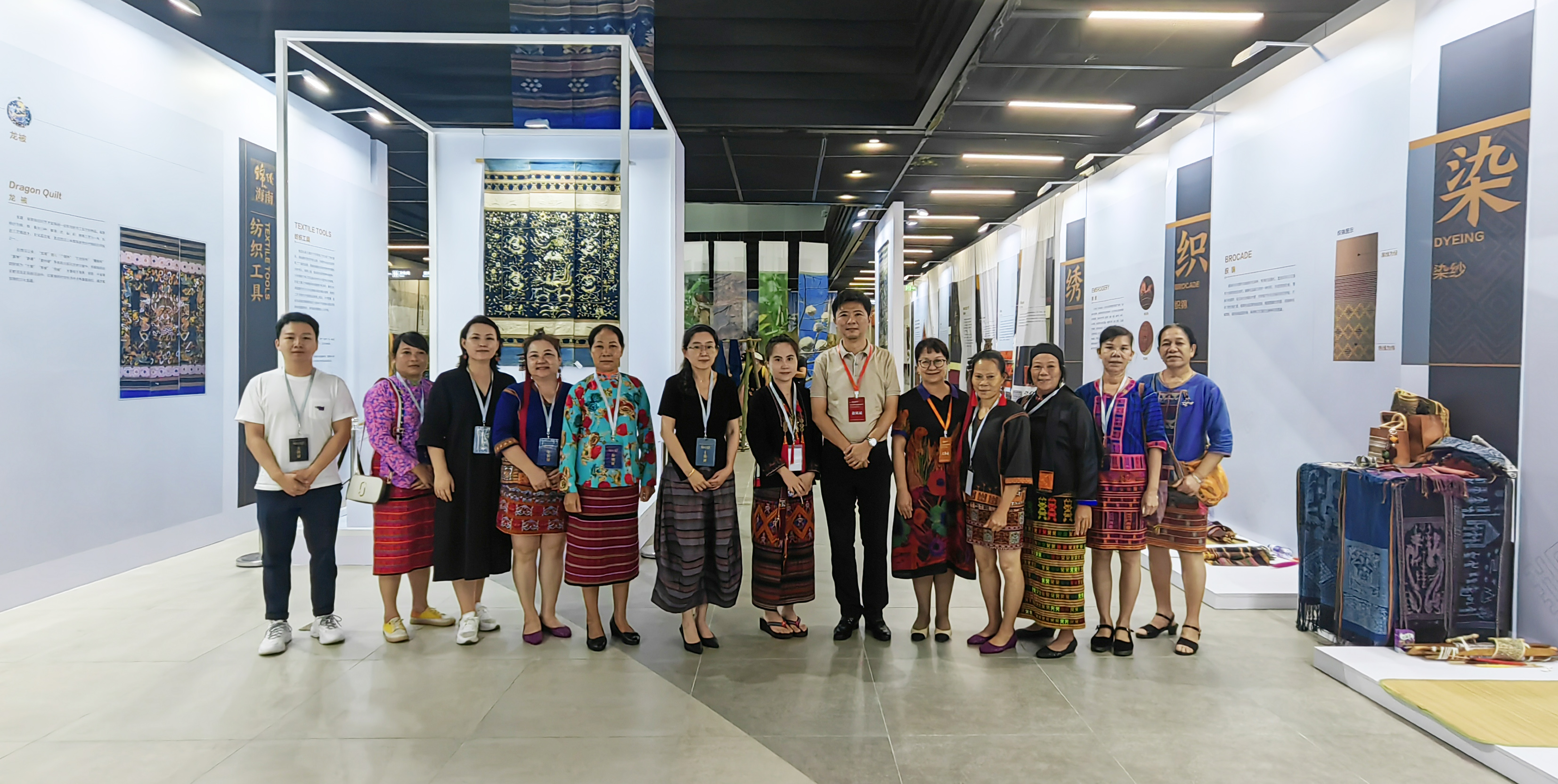 美术学院参与“2022年首届非物质文化遗产传统织绣印染技艺精品展”策展设计工作