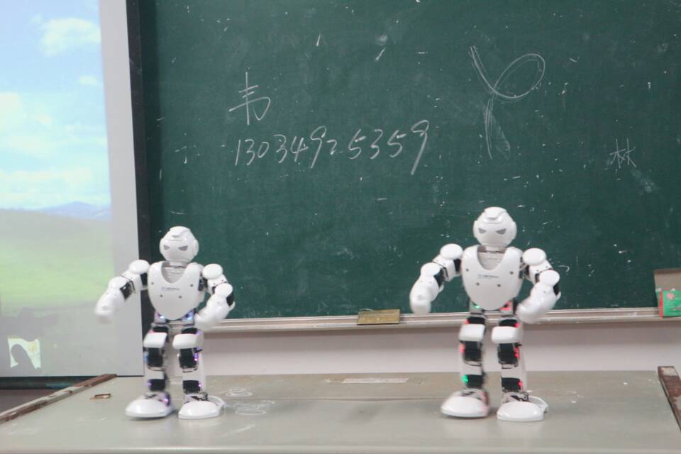 机器人表演带你走进开学第一课――记物理与电子工程学院2016级新生入学教育  