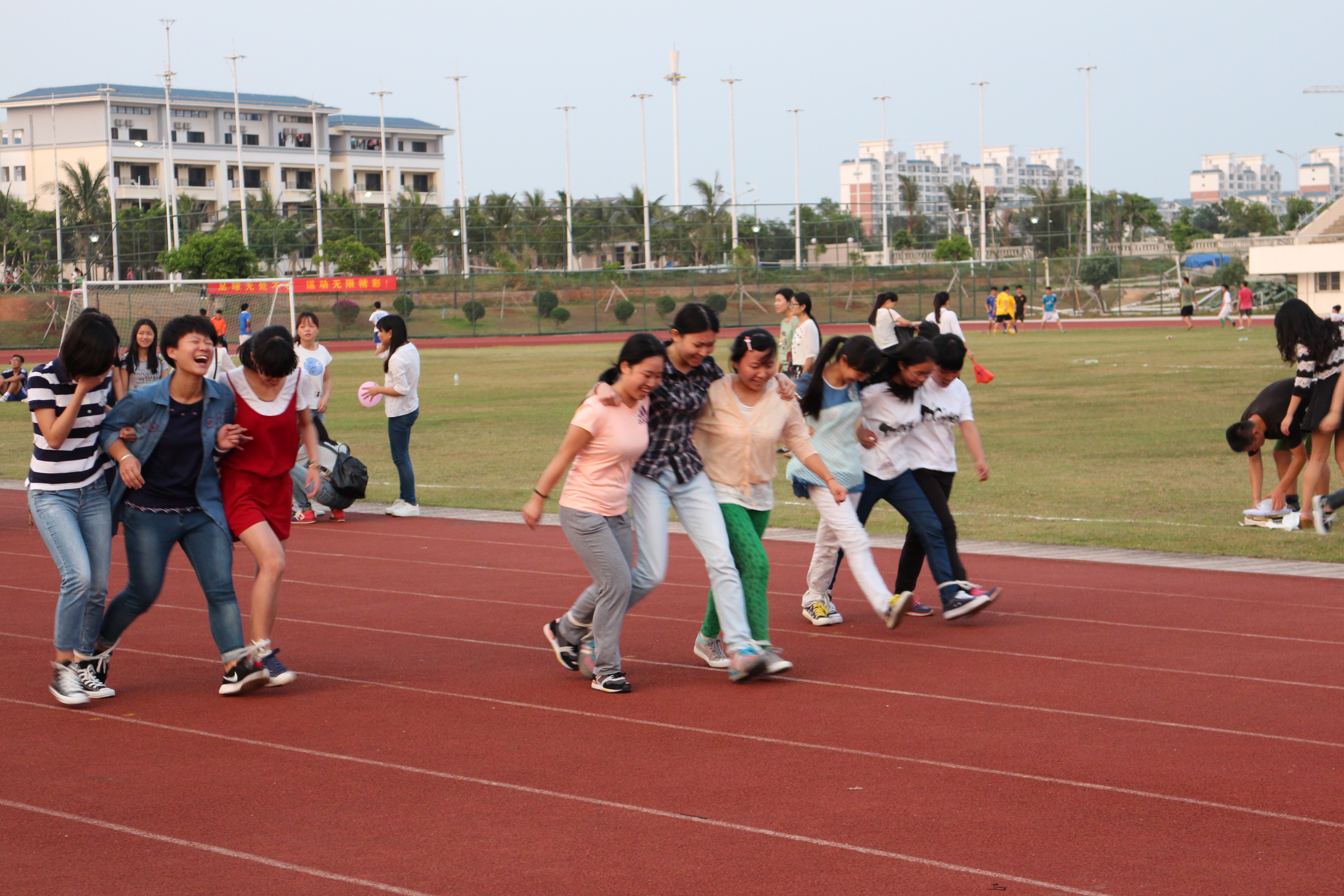 趣味体育，精彩无限――记经济与管理学院趣味运动会