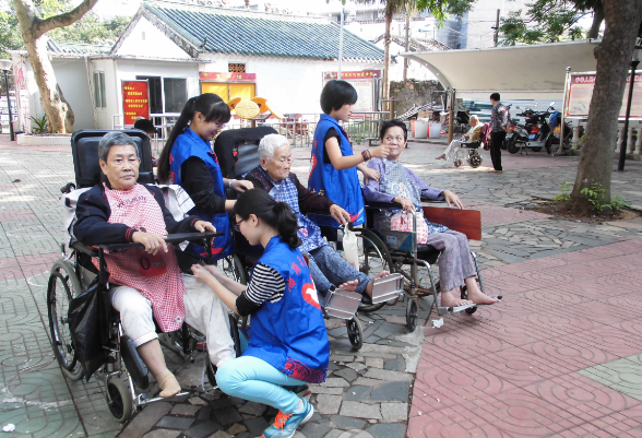 外国语学院开展“俏夕阳”志愿活动