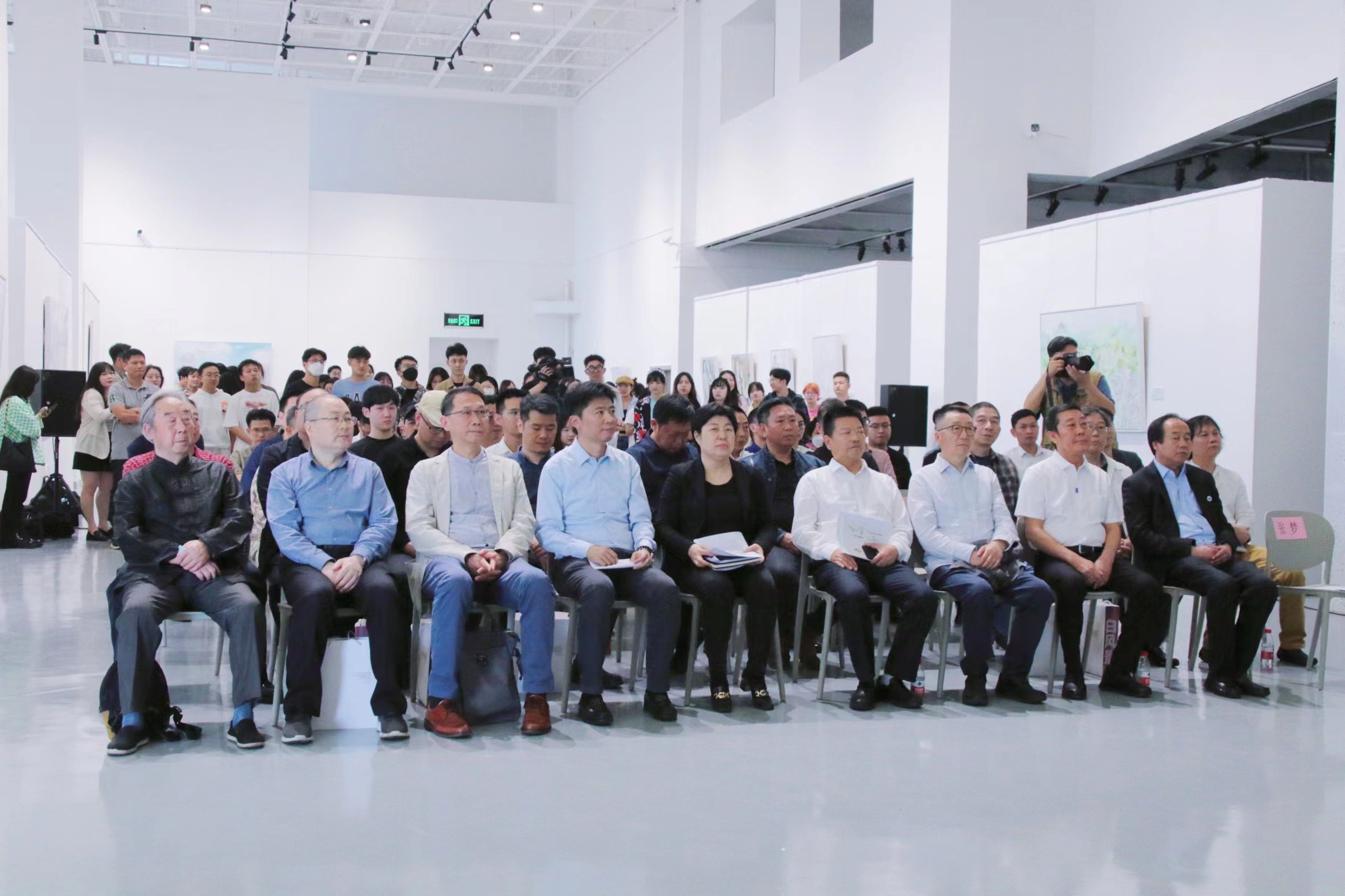 “白风景”―刘春冰油画作品巡展在海南师范大学美术馆开幕