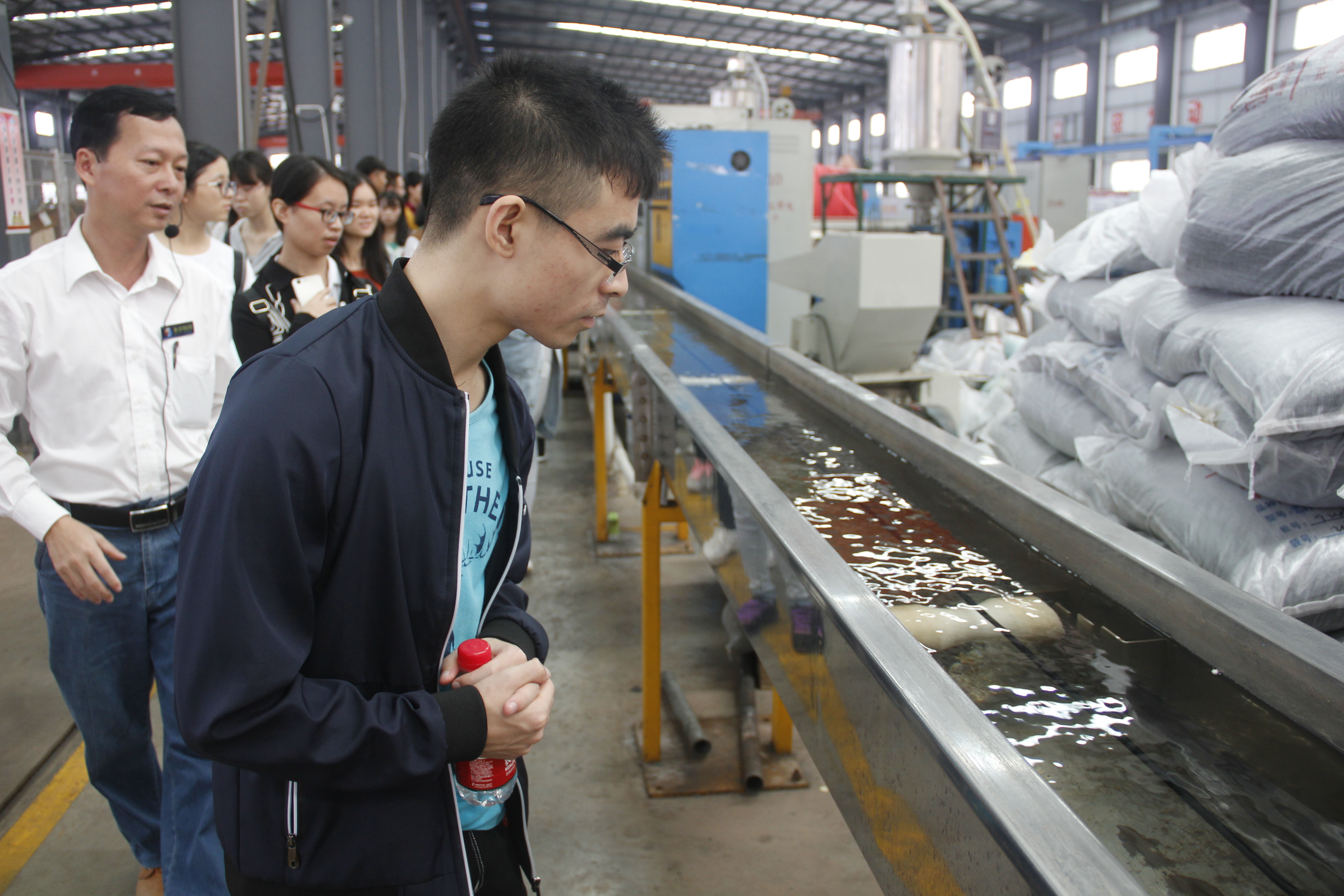  “践行十九大精神・做创新青年”文学院系列活动之外出参观企业活动