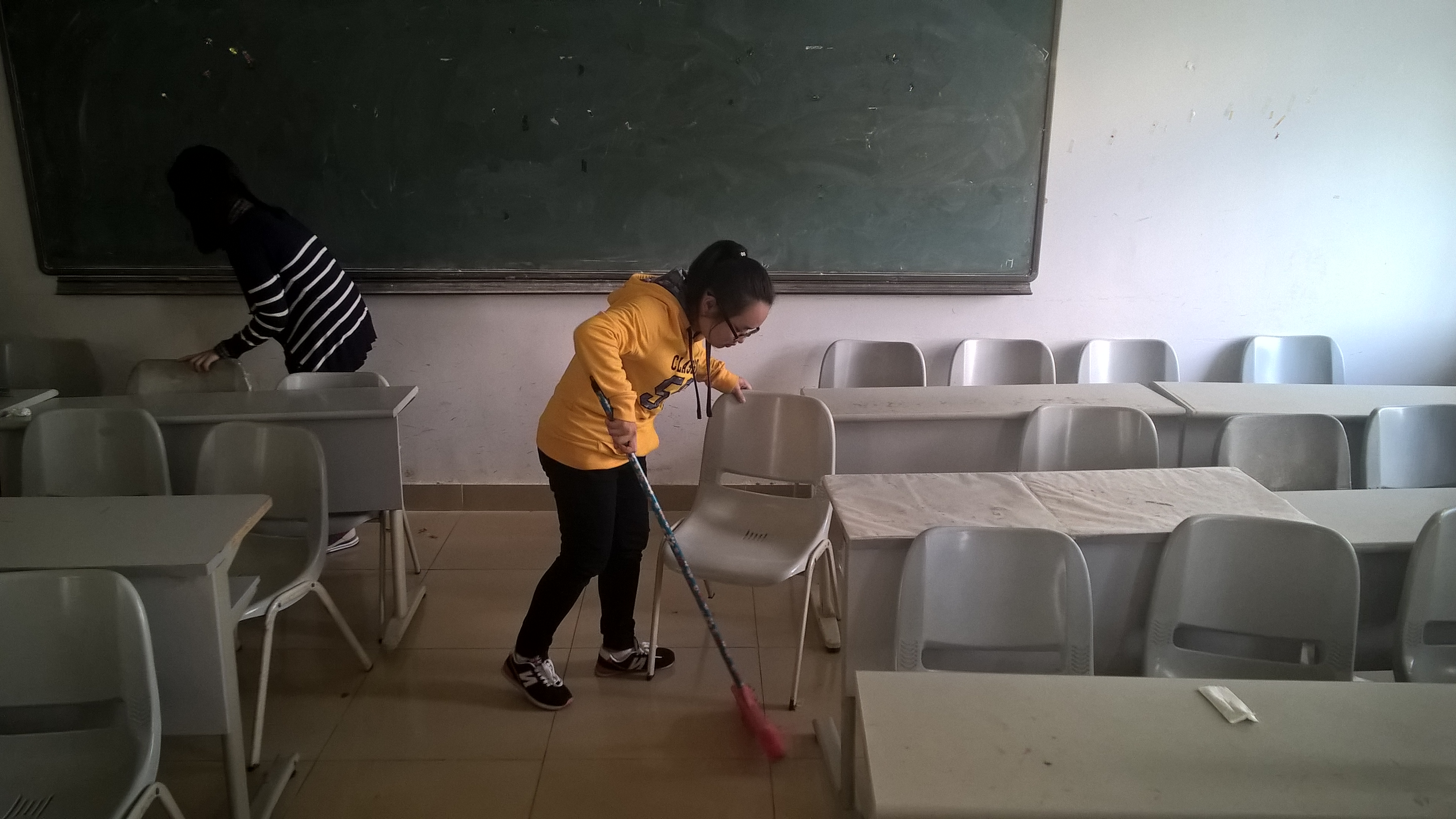 美化校园  共建“双创”――外国语学院组织我为双创做贡献、清扫校园活动