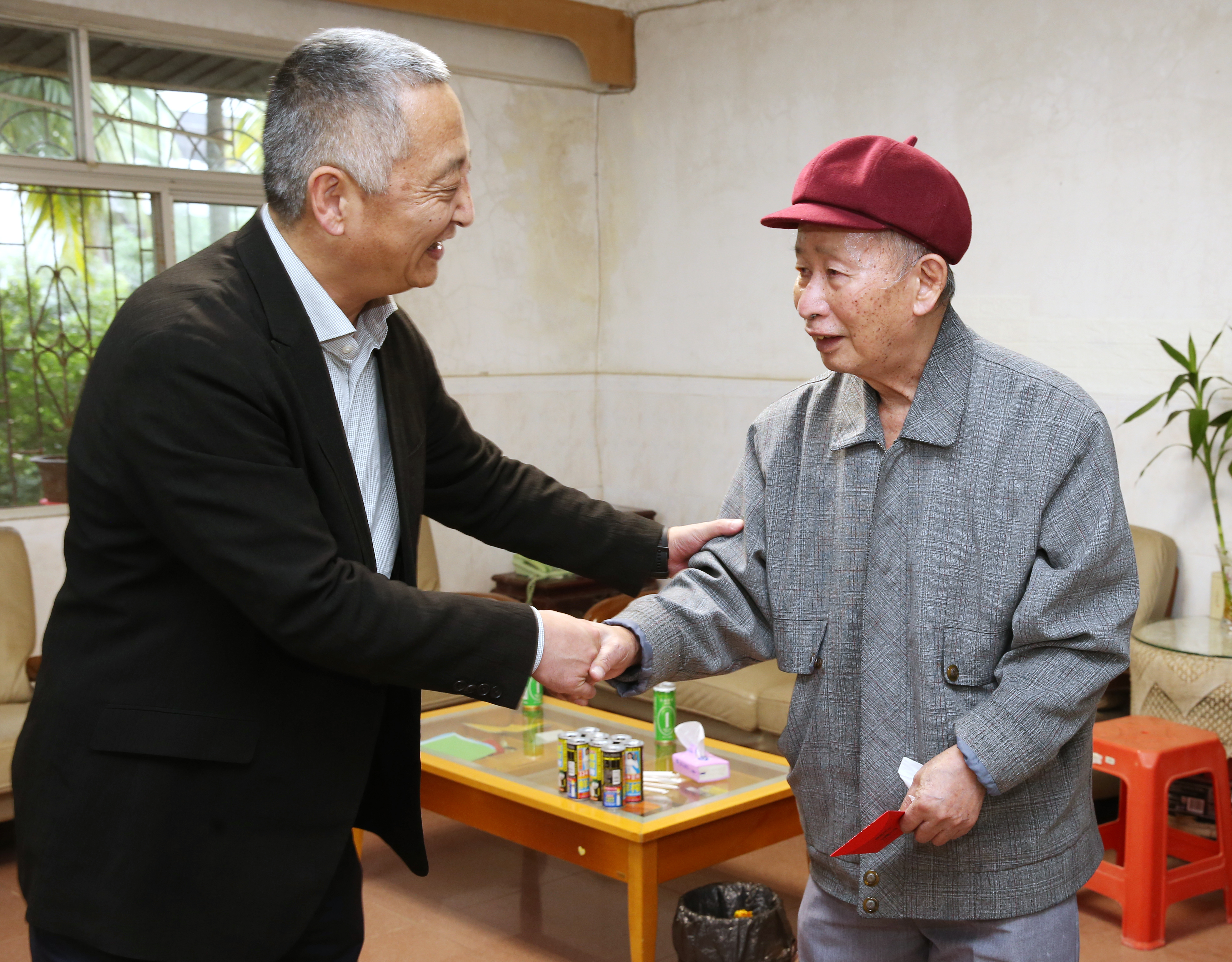 校领导走访慰问离退休教职工代表