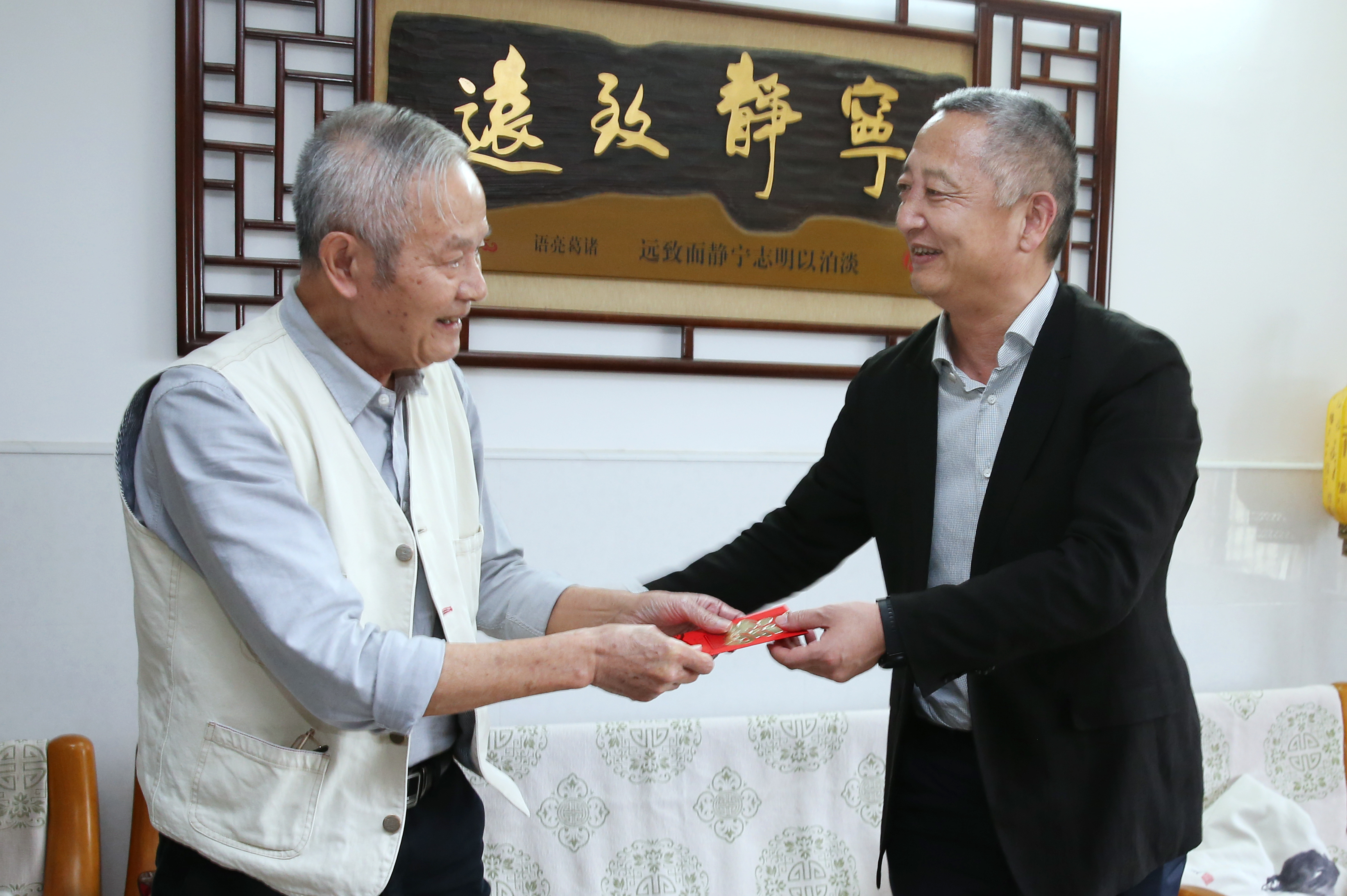 校领导走访慰问离退休教职工代表