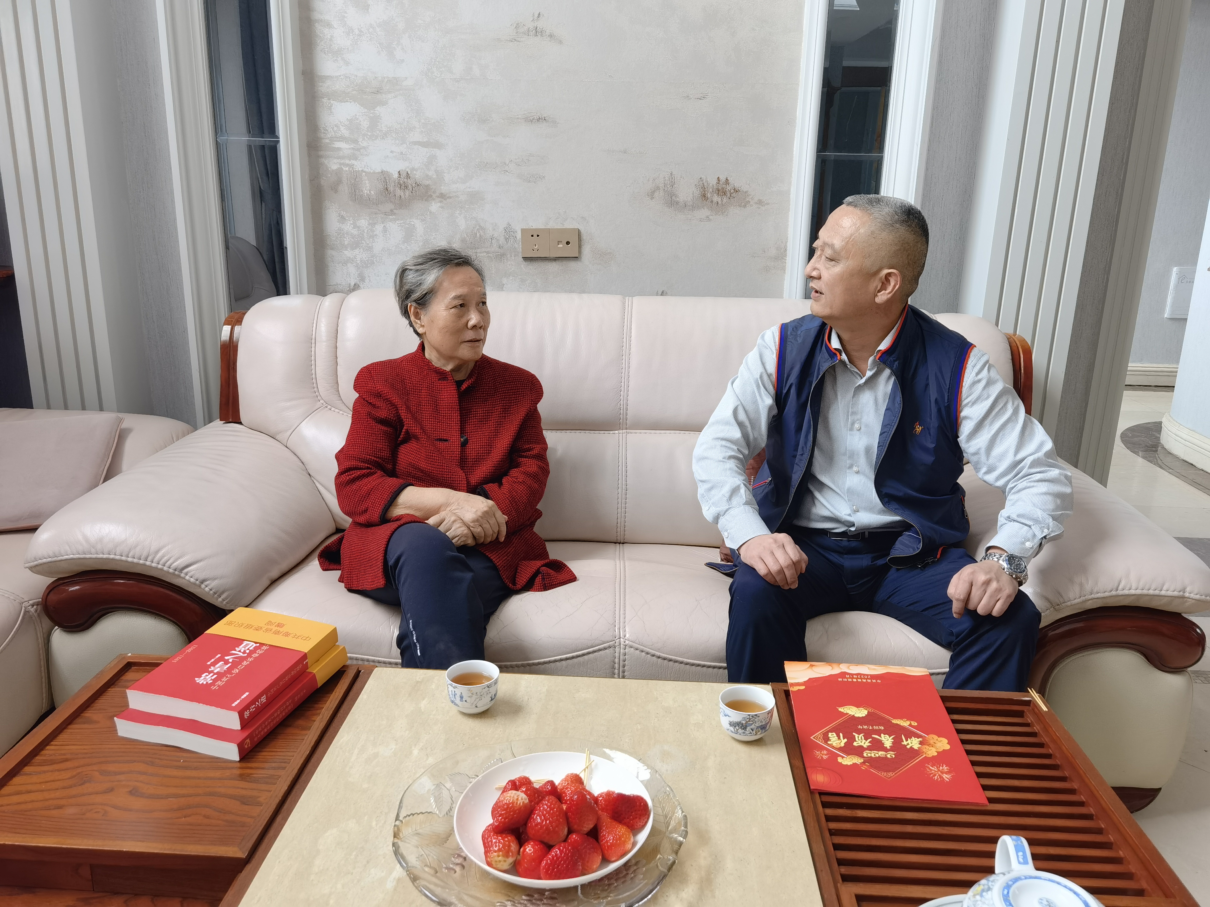 校领导走访慰问离退休教职工代表