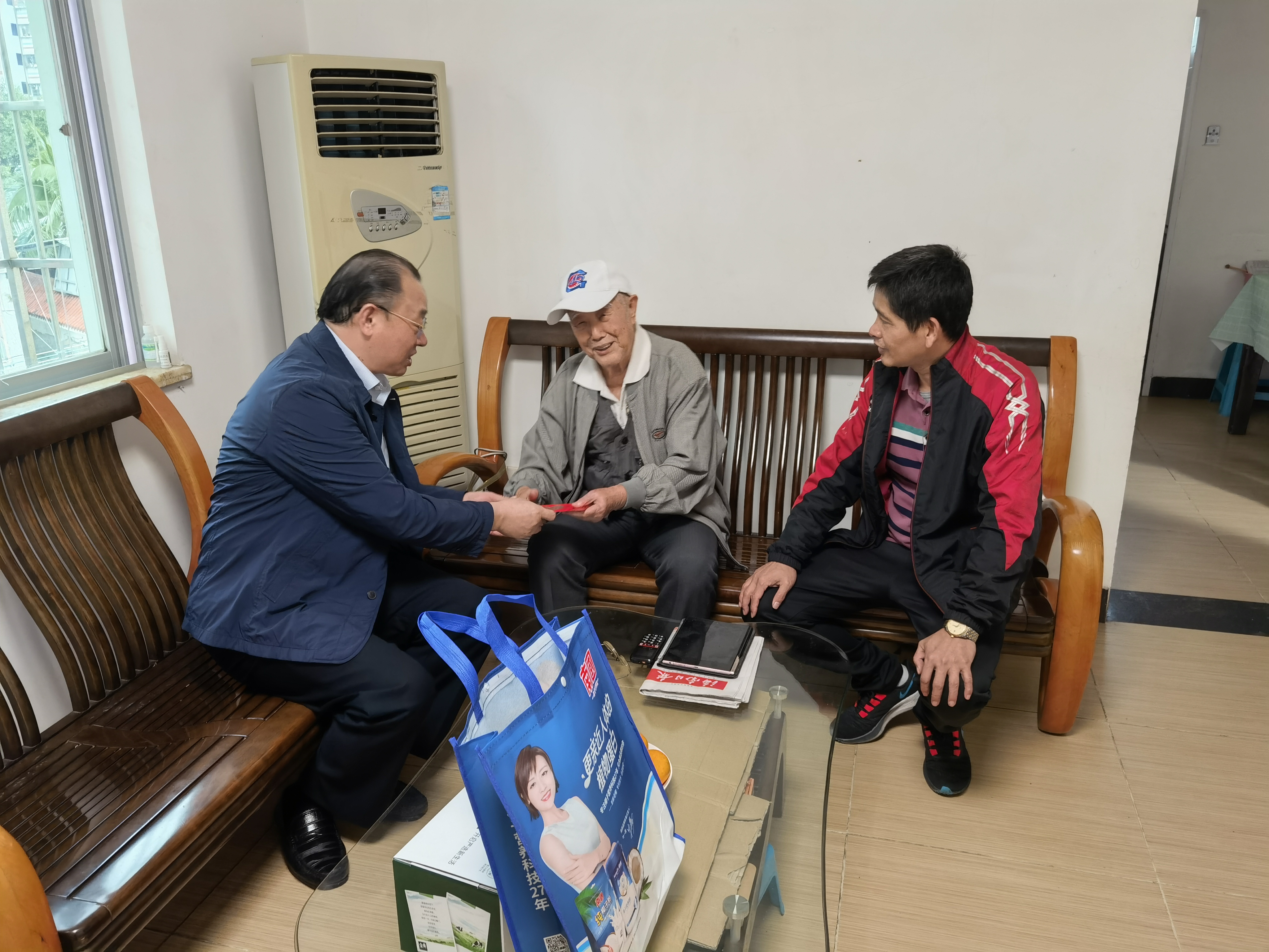 校领导走访慰问离退休教职工代表