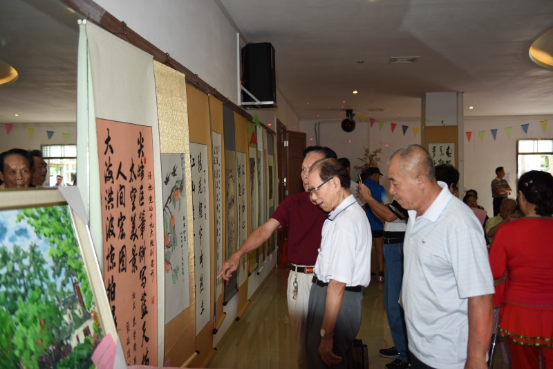 我校举办离退休教职工迎”七一”文艺演出及书画展
