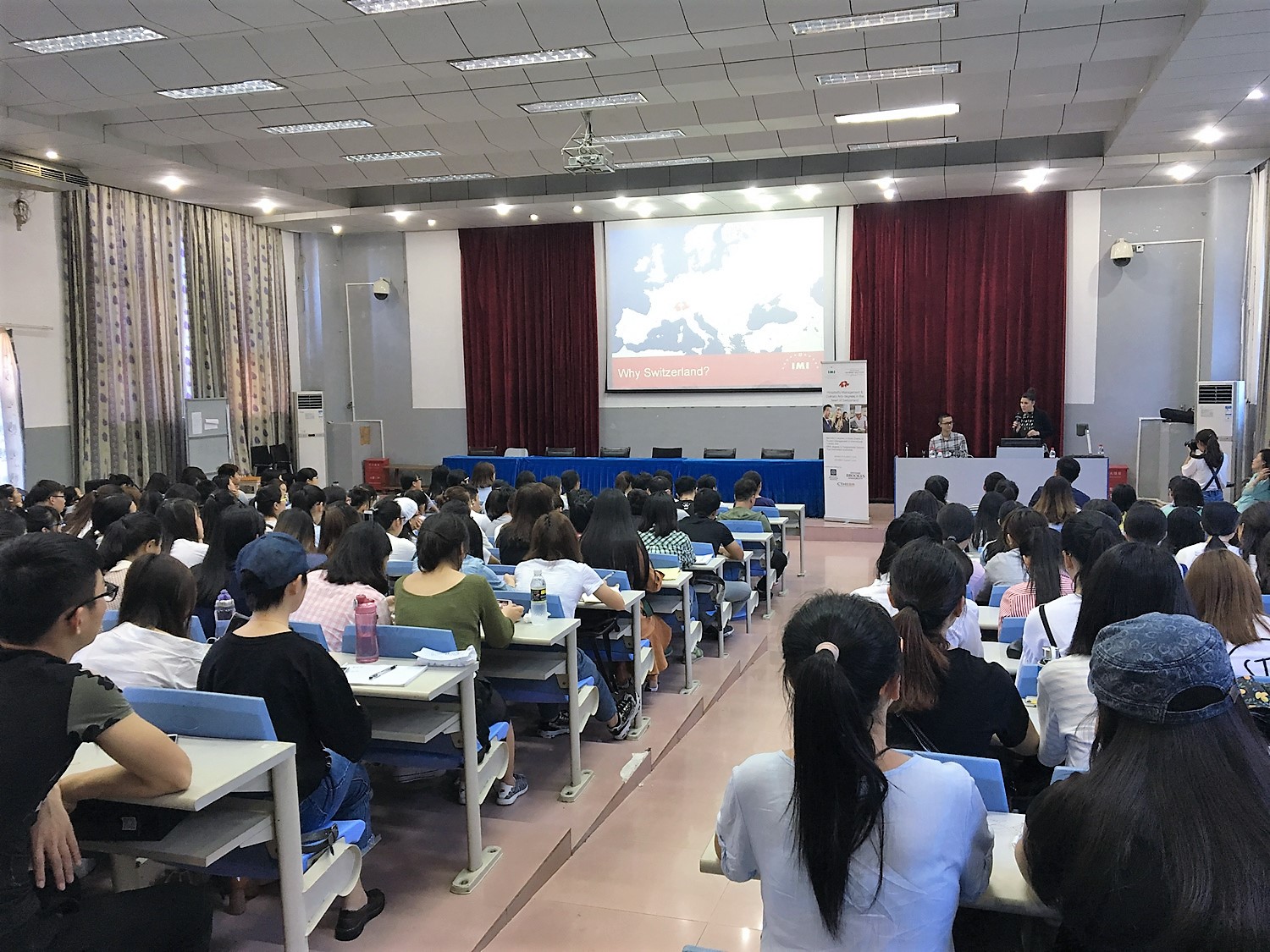 青年之声・记IMI瑞士国际酒店管理学院来旅游学院商谈国际合作办学并举办宣讲会