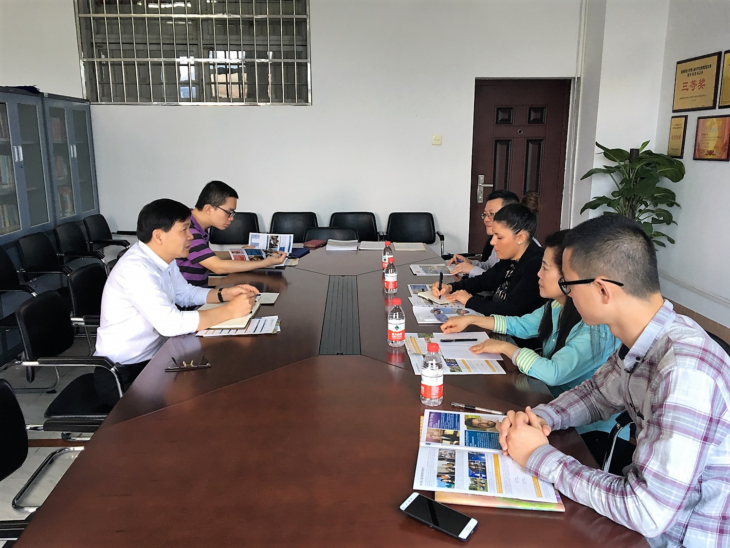 青年之声・记IMI瑞士国际酒店管理学院来旅游学院商谈国际合作办学并举办宣讲会