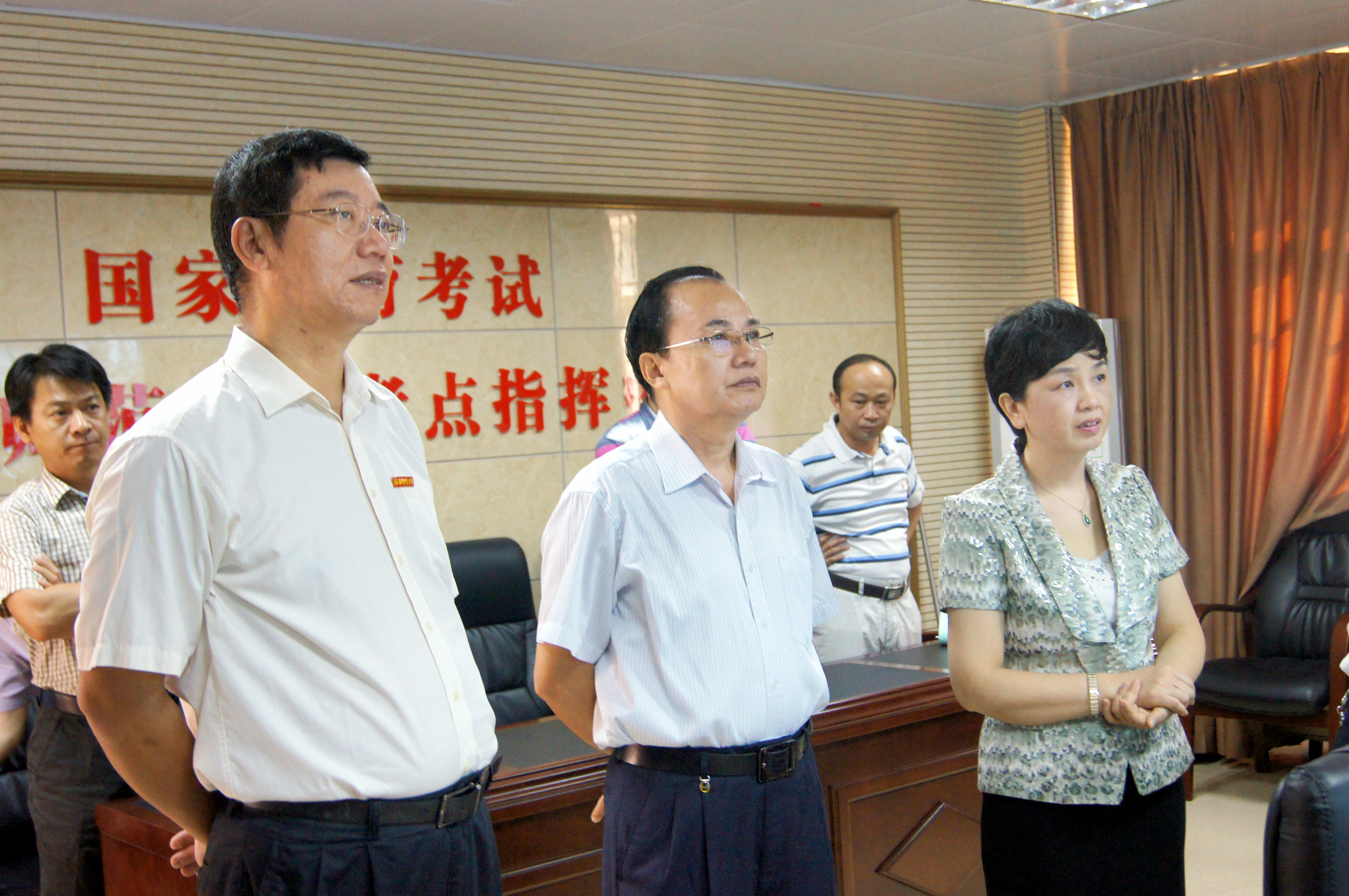 开学初校领导巡查课堂教学