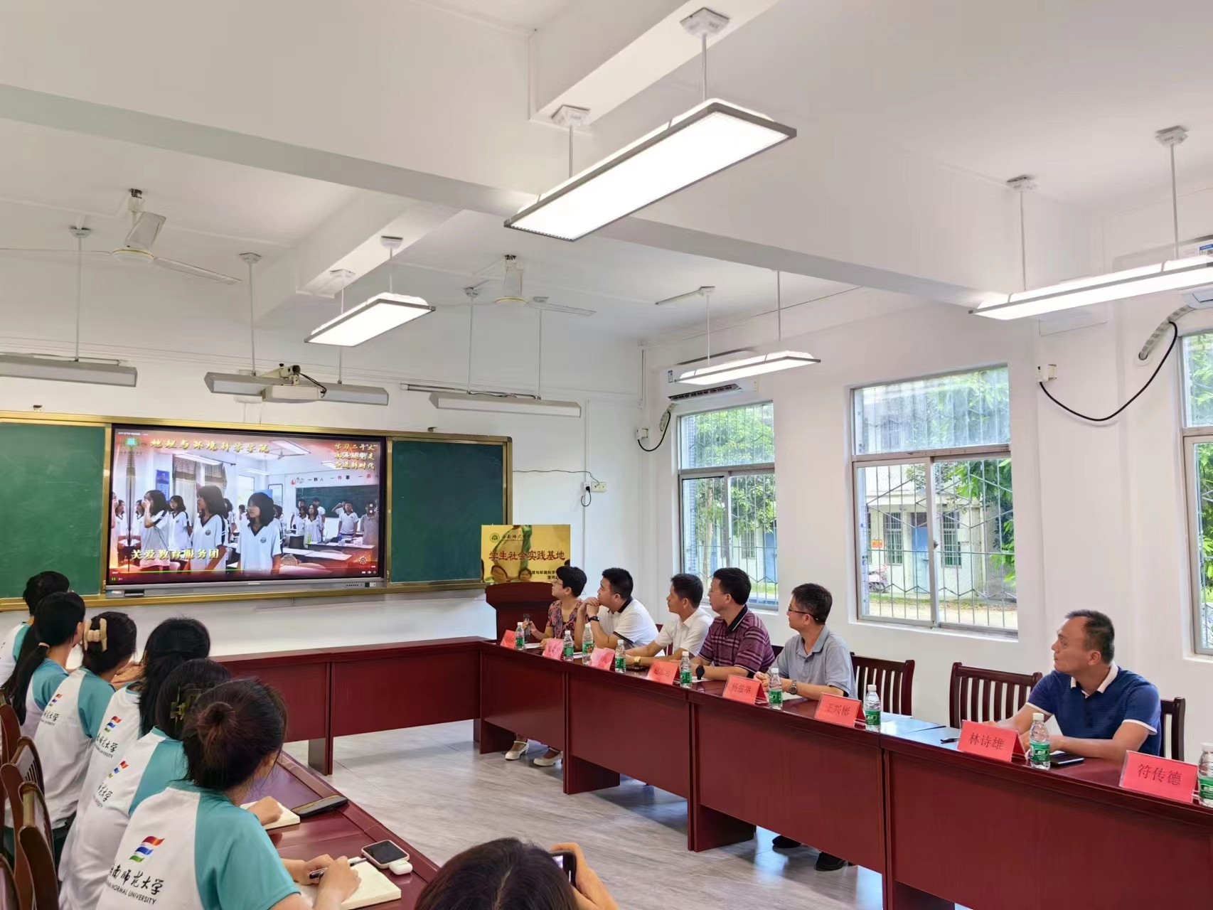 校领导看望暑期社会实践活动师生志愿者