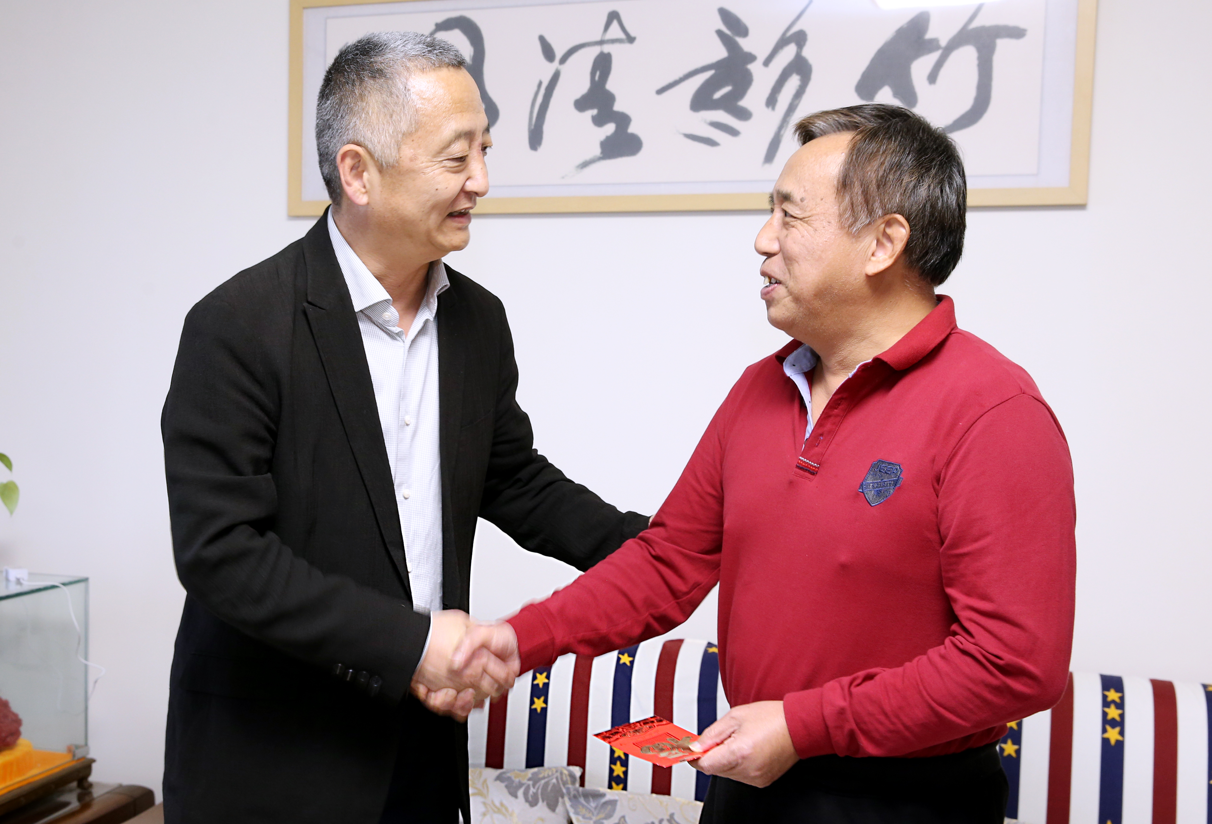 校领导走访慰问离退休教职工代表